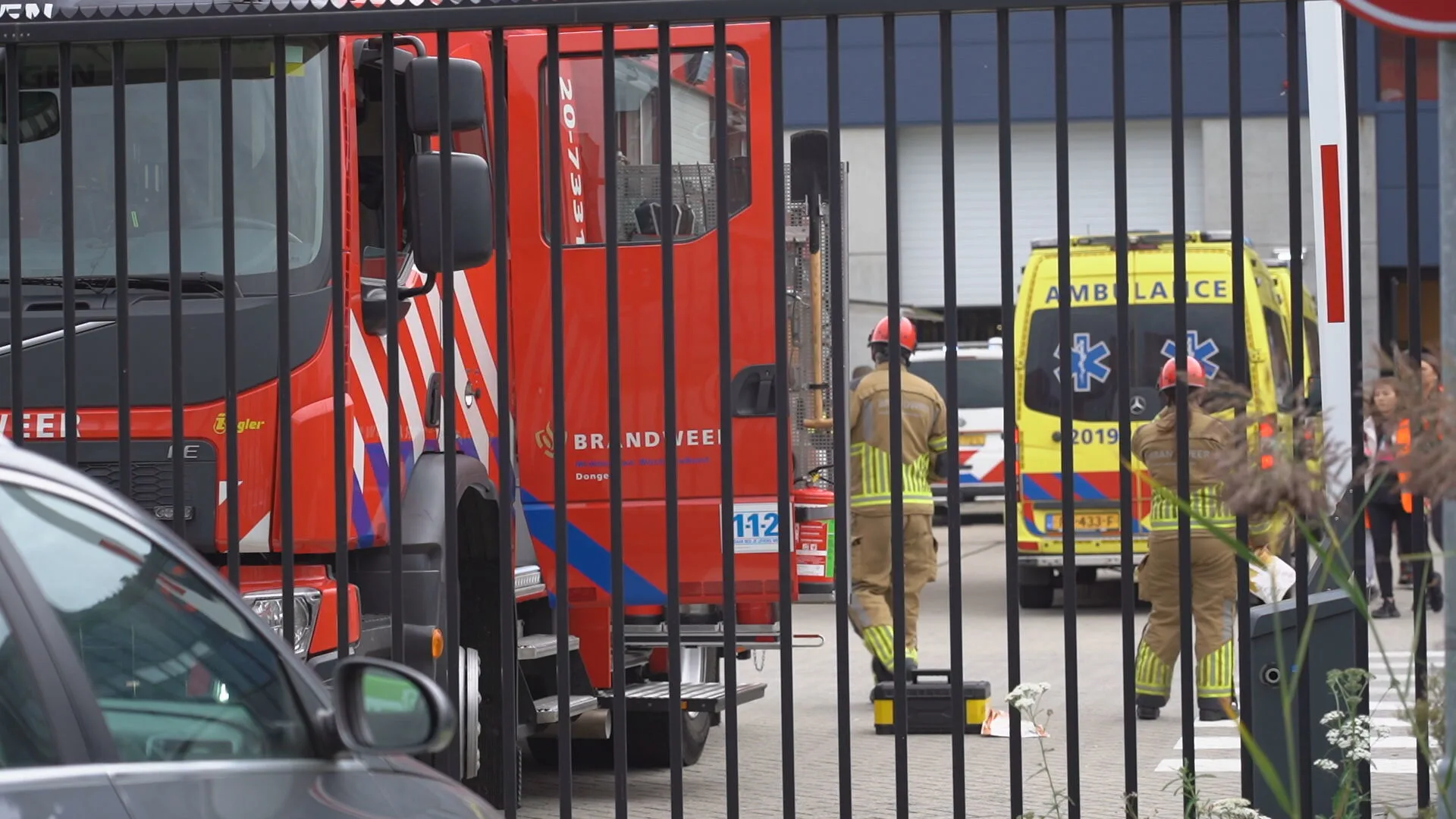 Vrouw onder stroom tijdens werkzaamheden, meerdere ambulances ter plaatse