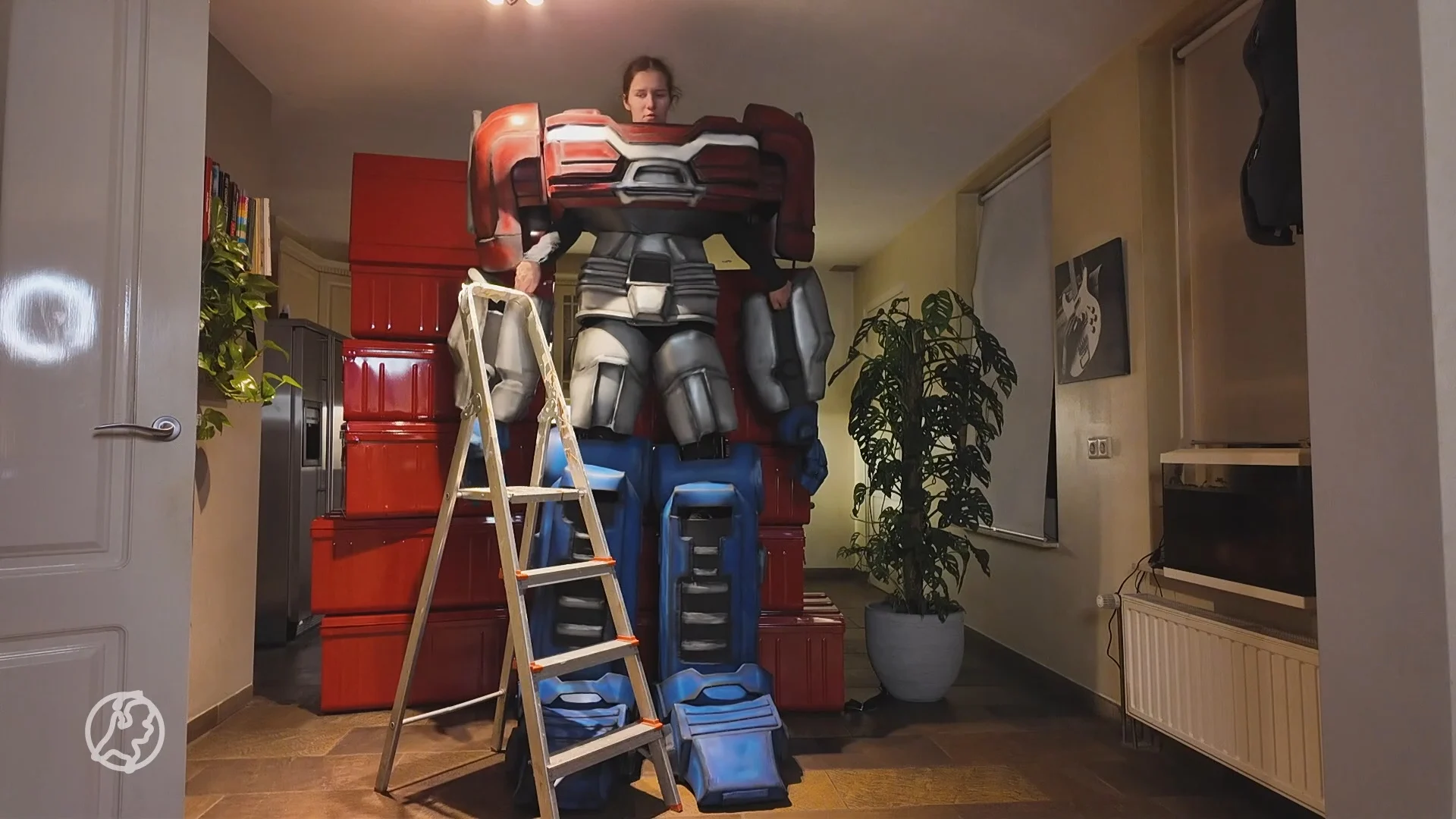 Cosplayer Lonneke loopt in zelfgemaakt Transformerpak op rode loper New York