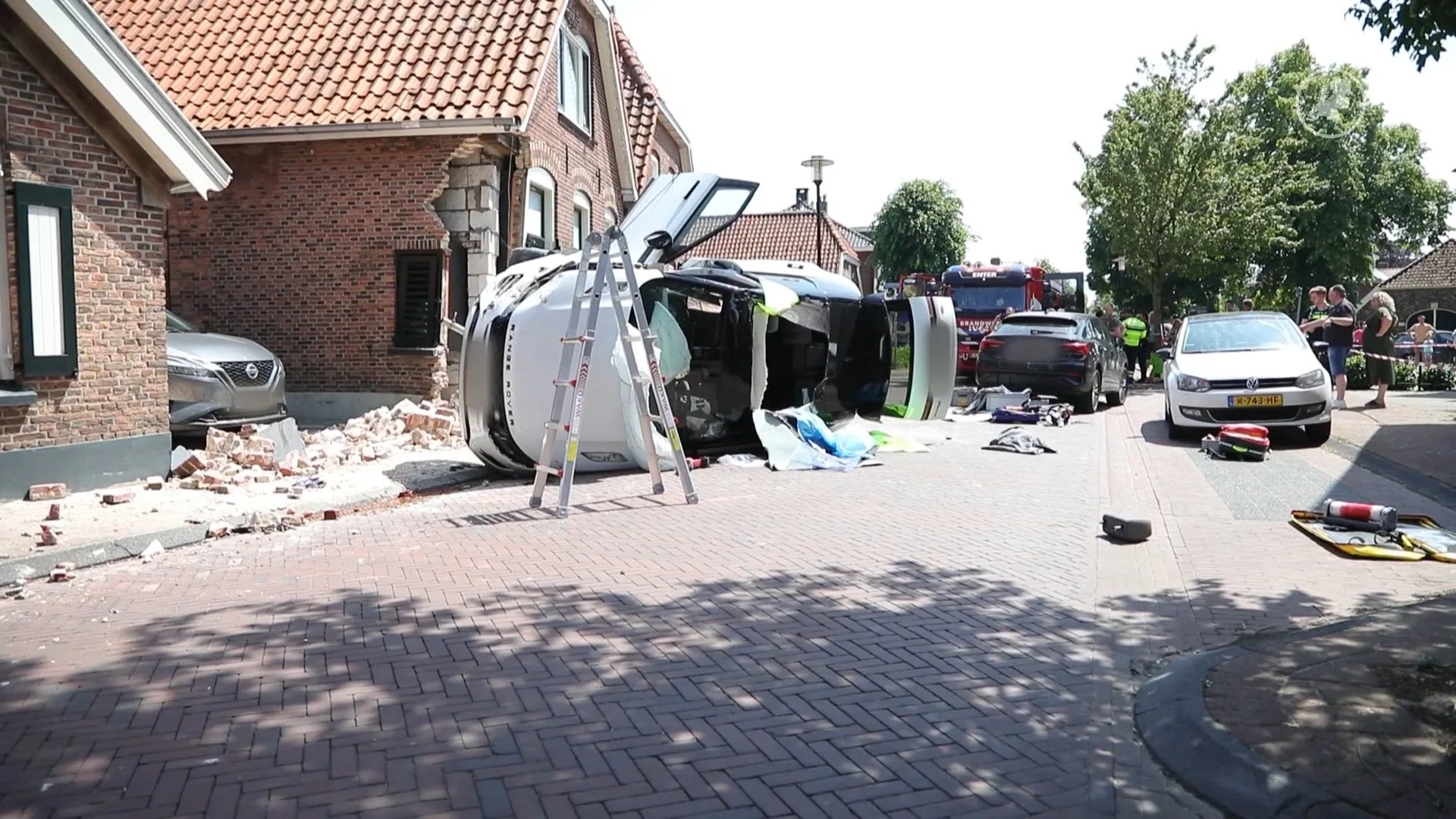 Grote ravage in Enter: auto botst tegen woning na aanrijding