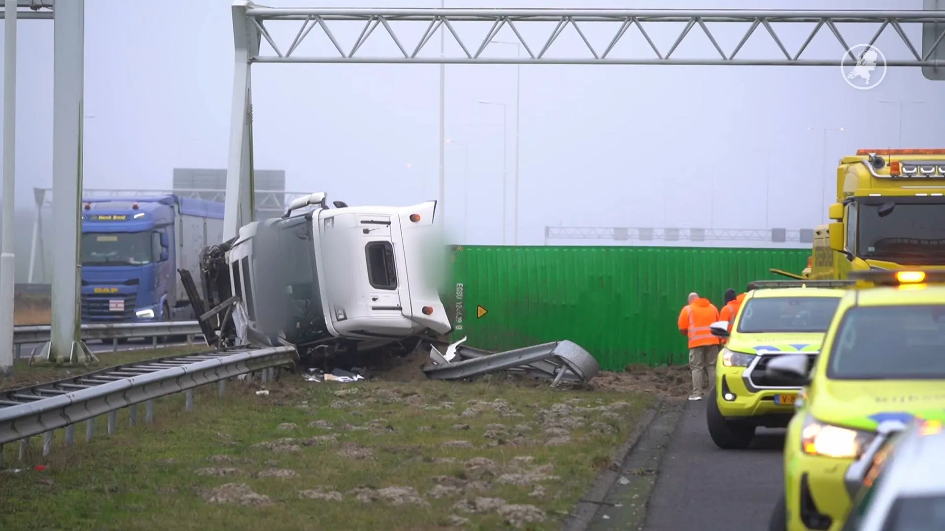 Ongeluk met gekantelde vrachtwagen op A15 veroorzaakt ravage: urenlang vertraging