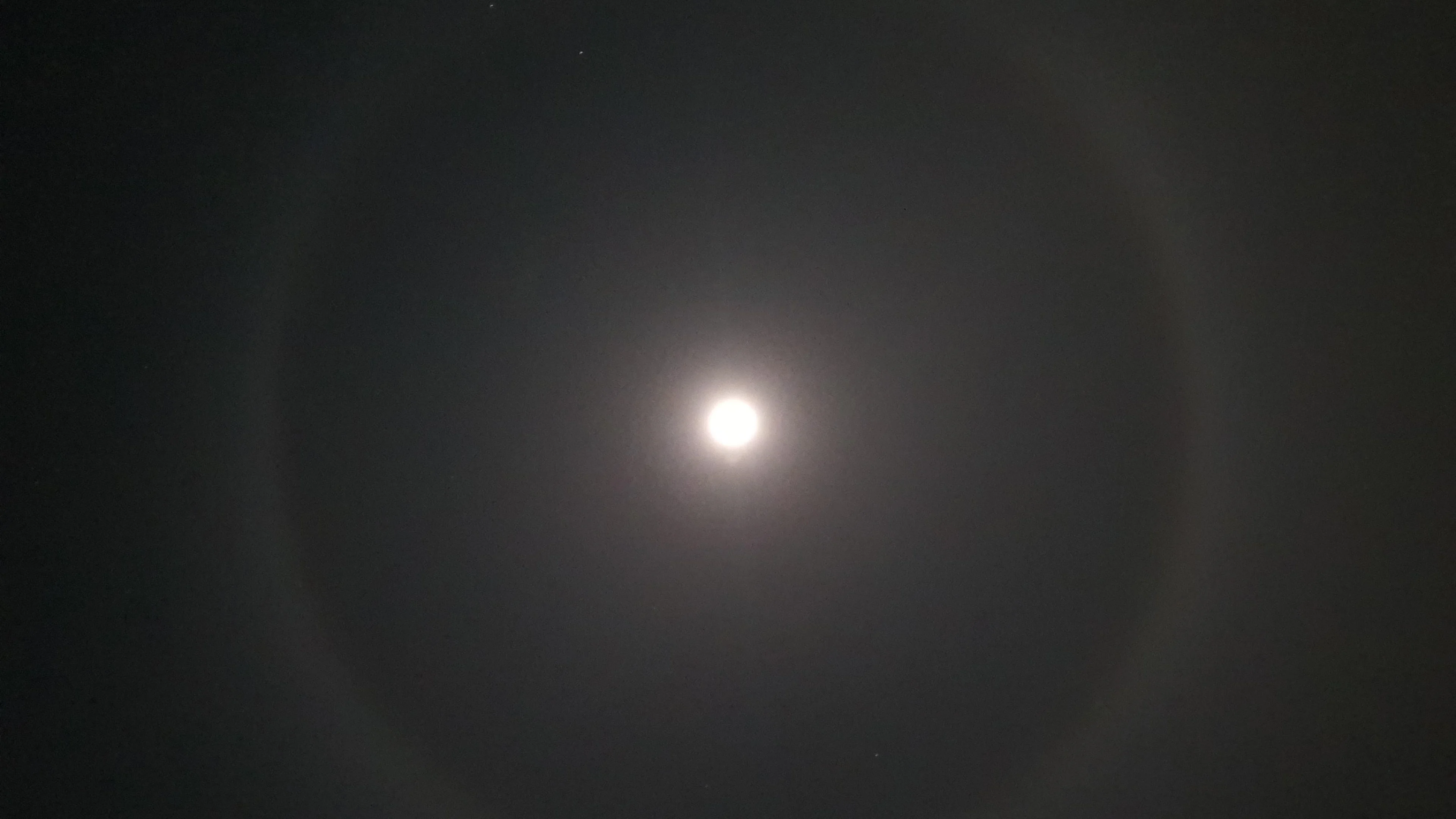 Bijzonder lichtverschijnsel rond de maan te zien