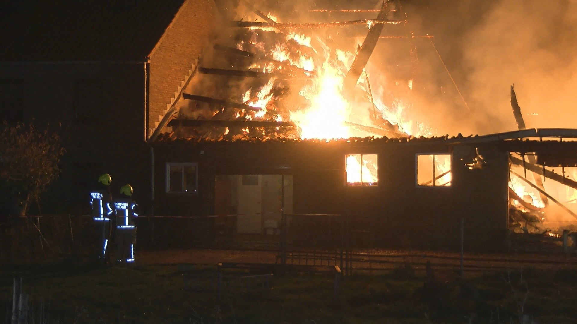 Muur stort in tijdens grote brand in Zeeuws dorp, brandweerlieden gewond