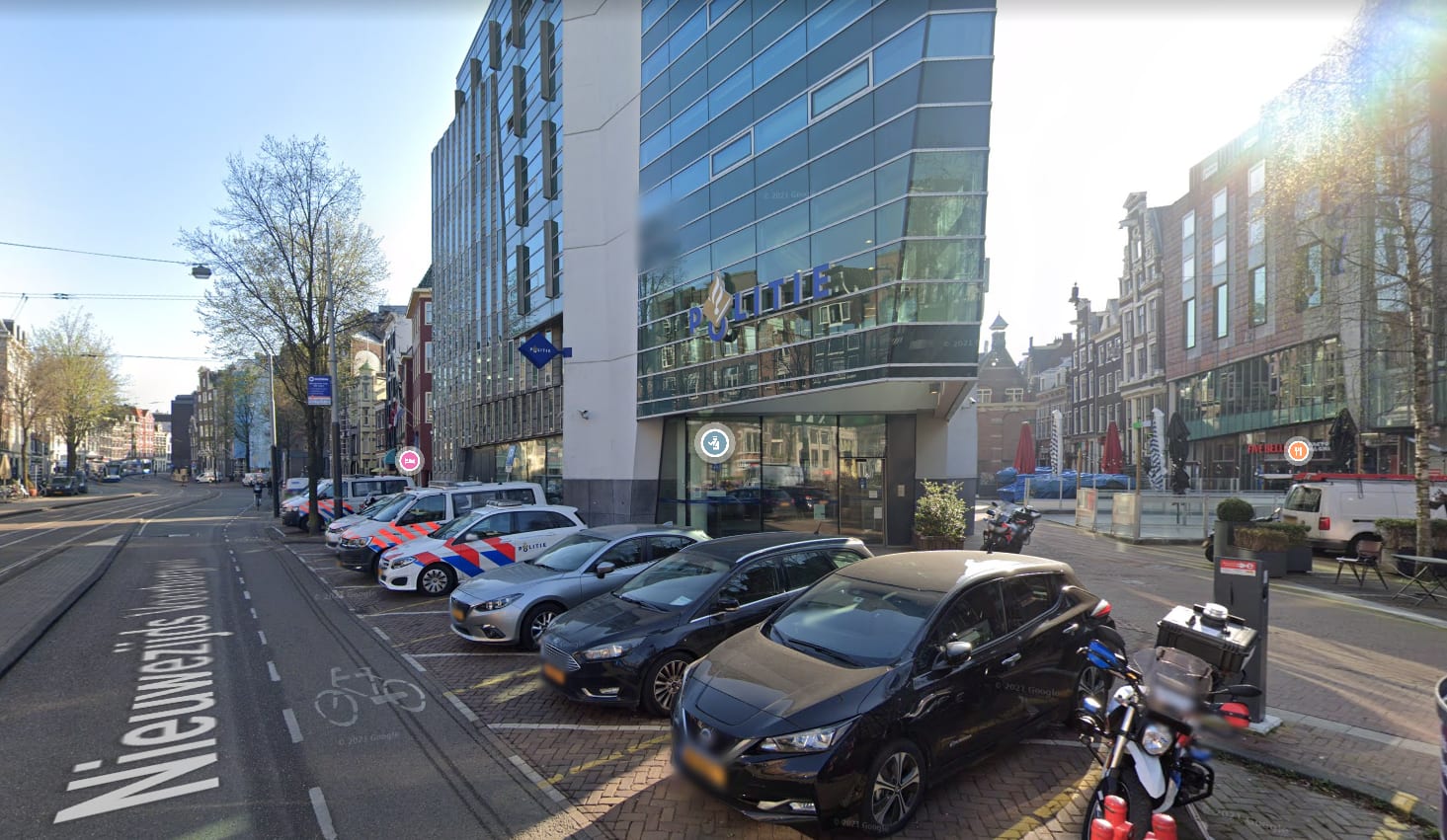 Man valt politiemedewerker aan en steekt haar met mes in Amsterdam