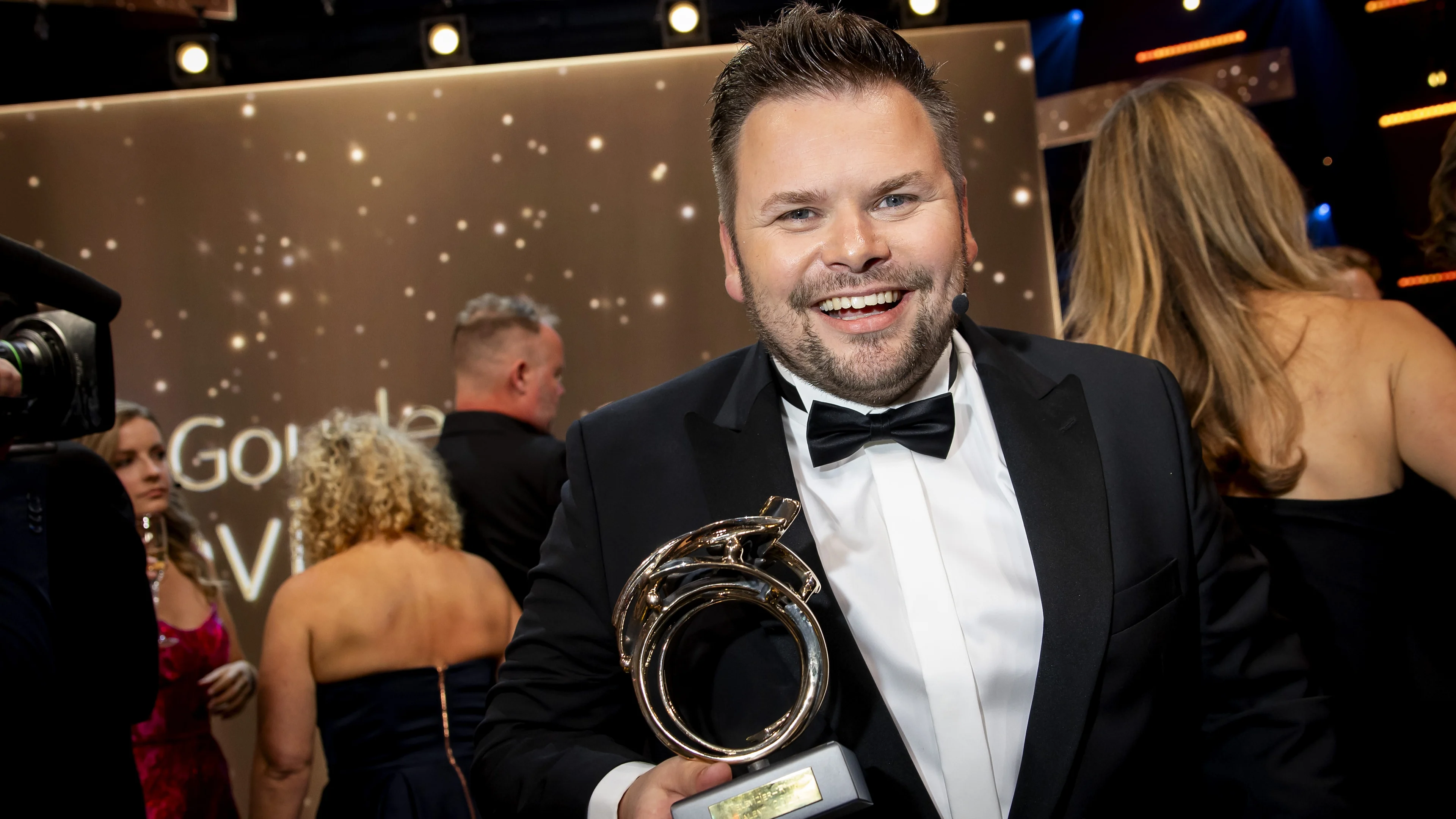Nieuws van de Dag-presentator Thomas van Groningen wint Televizier-Ring Talent