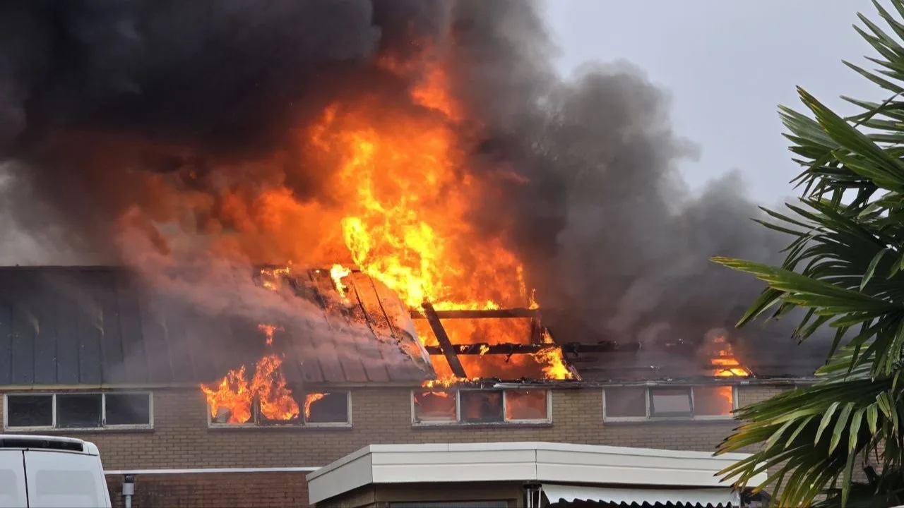 Basisschool ontruimd en huis ingestort na brand in Gelders dorp Halle