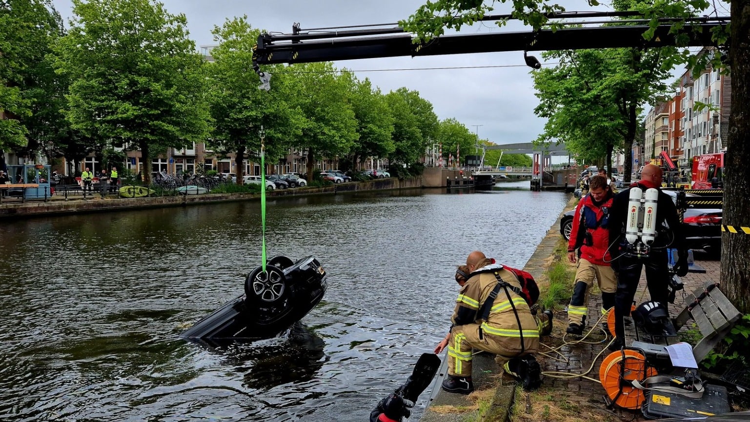 Helden: omstanders springen water in om automobilist te redden