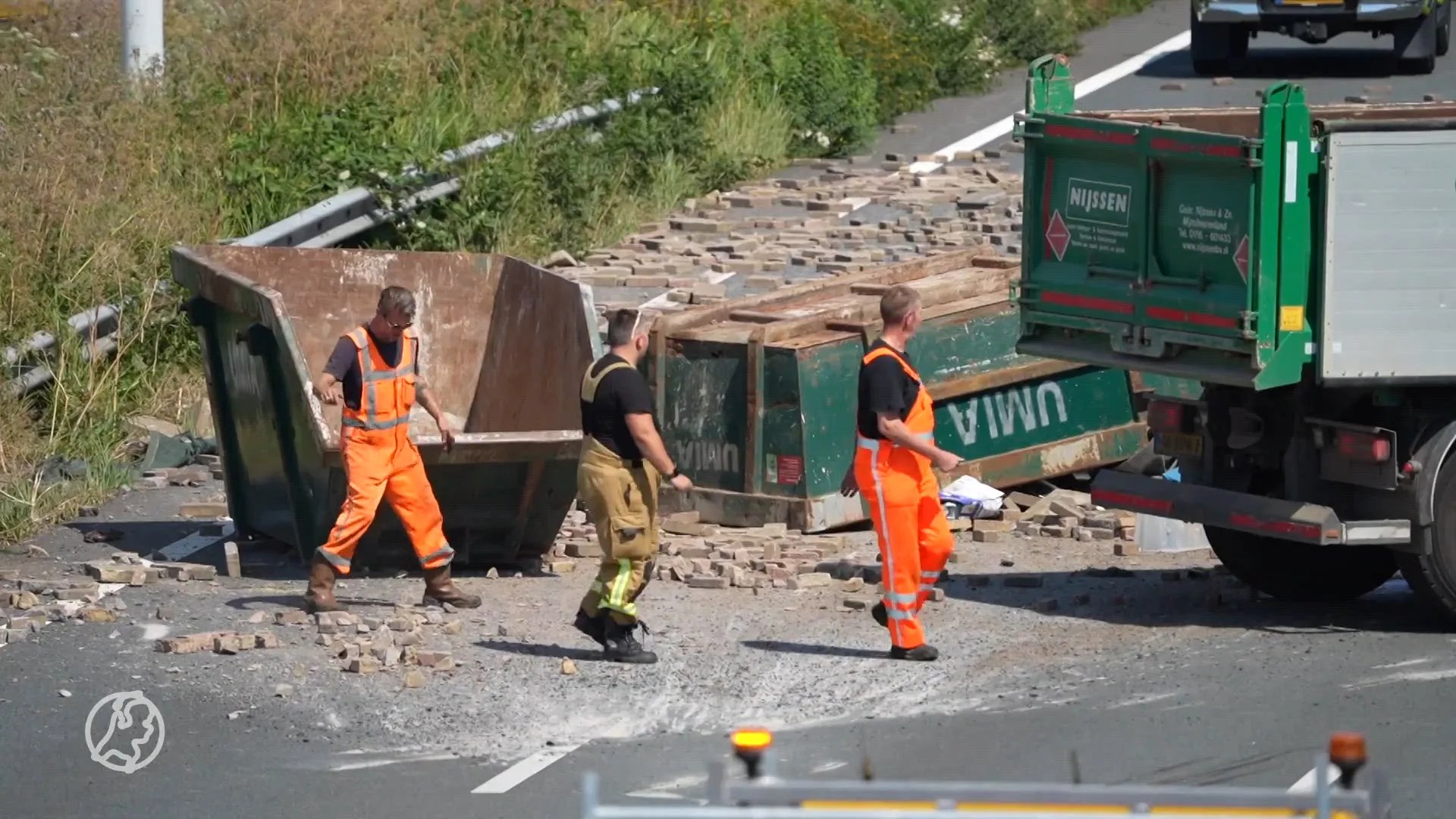 A16 bij Dordrecht potdicht door bouwpuin op de weg