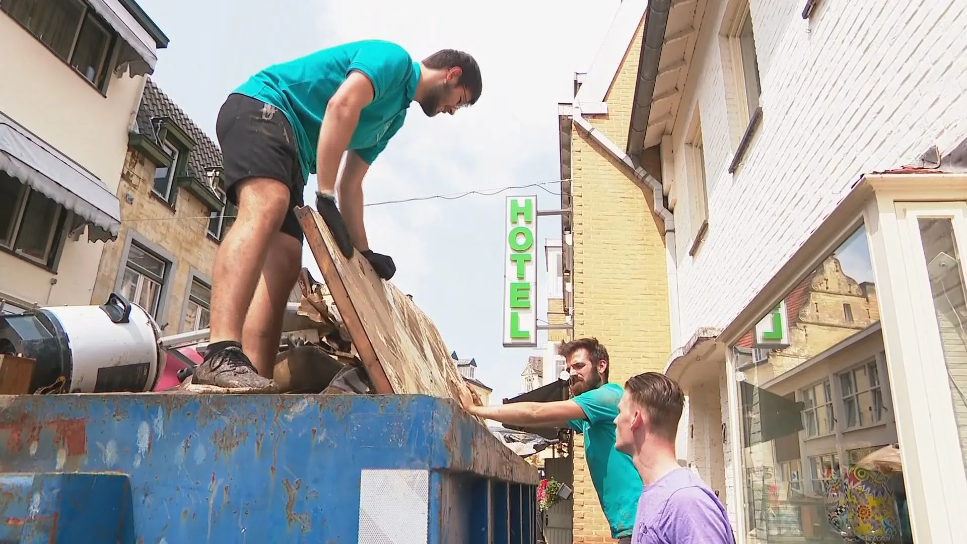 Studenten helpen getroffen Limburgers met opruimen: 'We willen iets betekenen voor deze mensen'