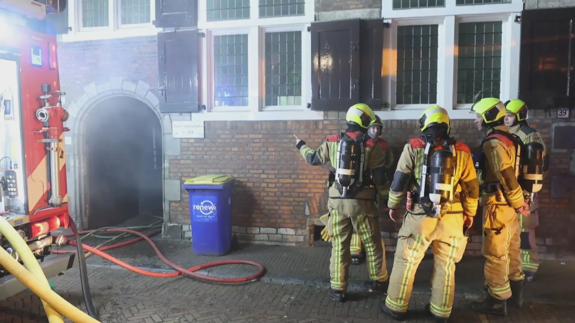 Containerbrand slaat over naar oud pand in binnenstad Delft, woningen ontruimd