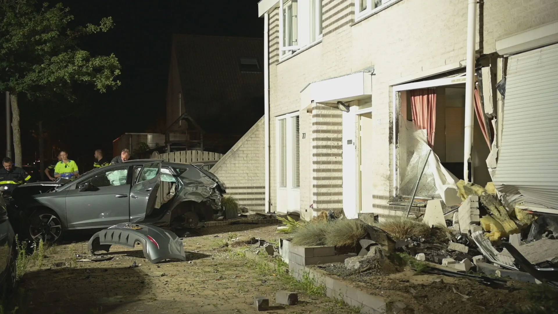 Auto crasht tegen woningen in Tilburg, ravage is enorm
