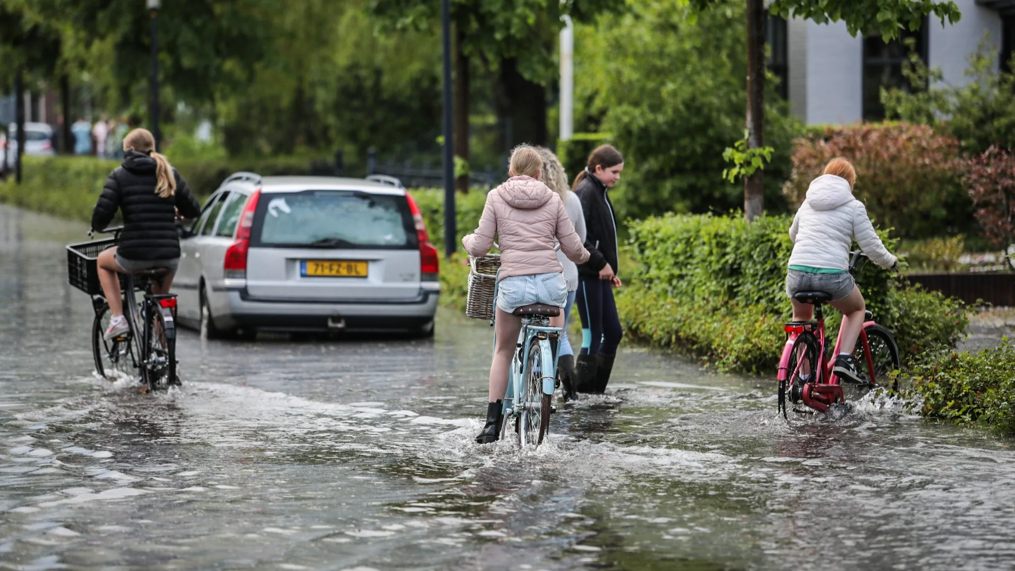 Windstoten, wateroverlast en hagel: KNMI geeft code geel af voor zaterdagavond