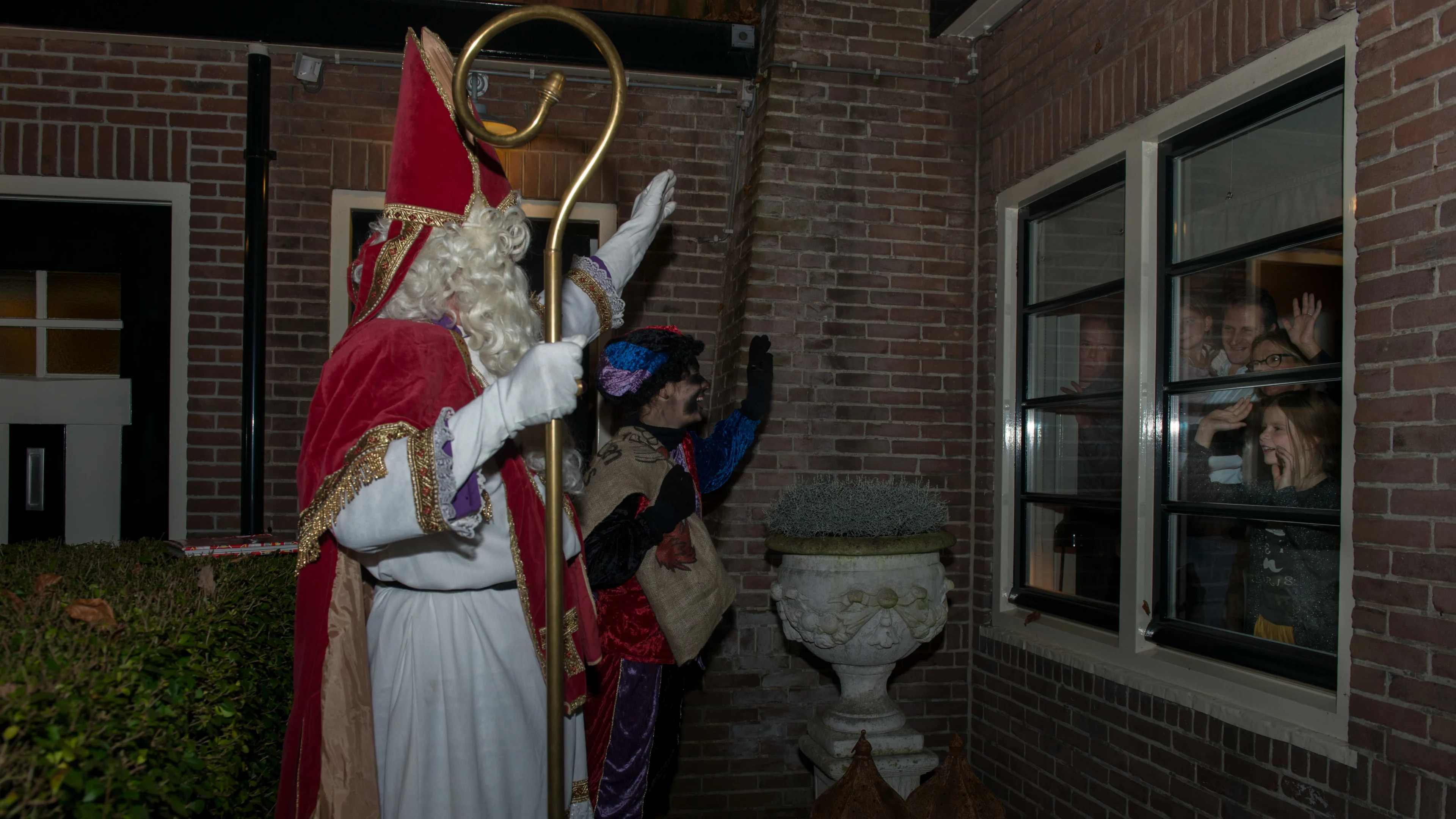 Nederlanders gaan Sinterklaas als vanouds vieren, maar zijn verdeeld over de regels