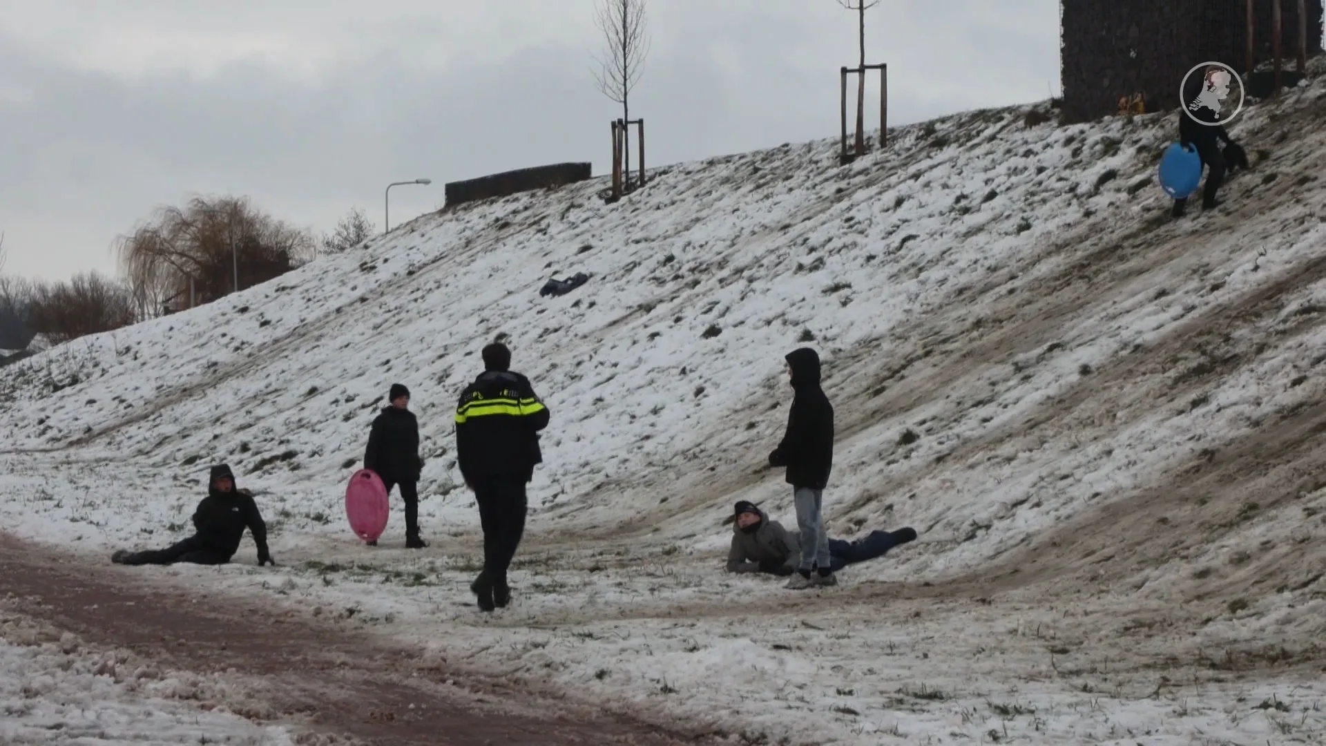 Automobilist remt hard voor sleeërs, vrachtwagen kan niet meer stoppen