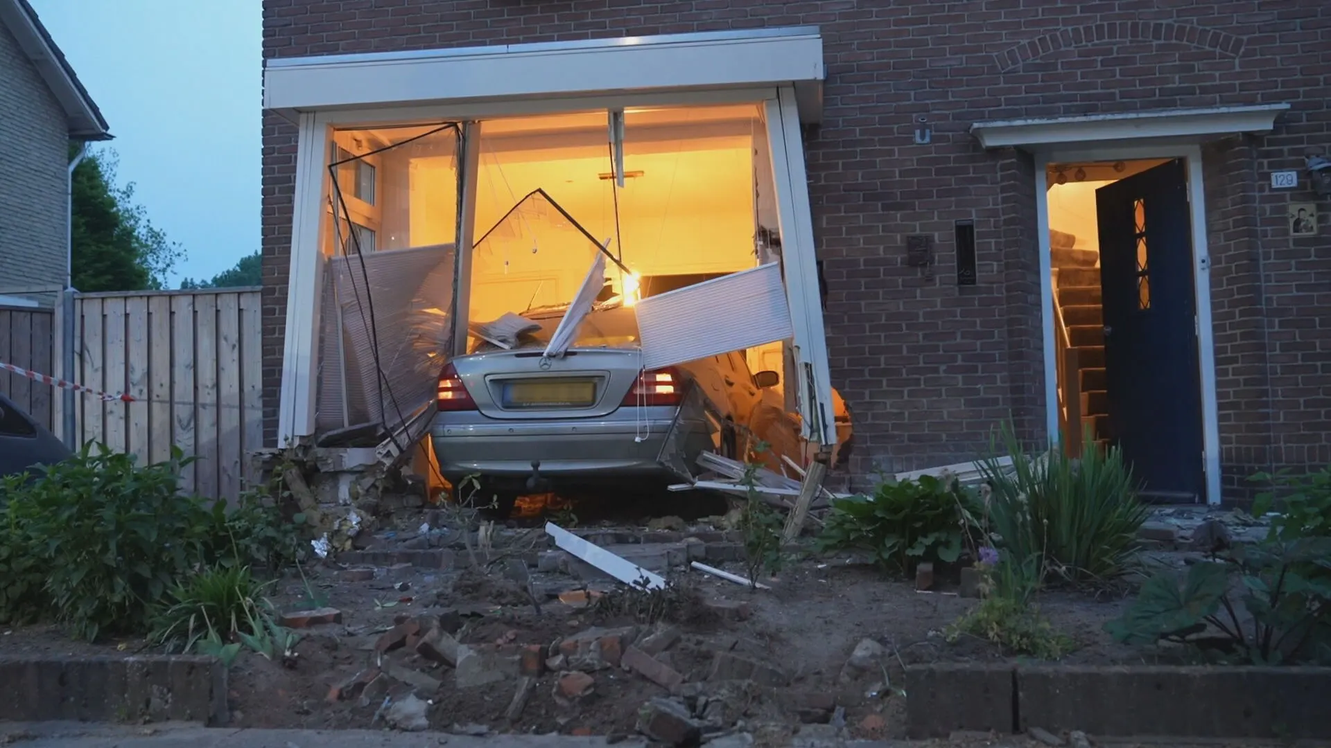 Dronken man (42) rijdt woning jong gezin in Oss binnen, ravage is enorm