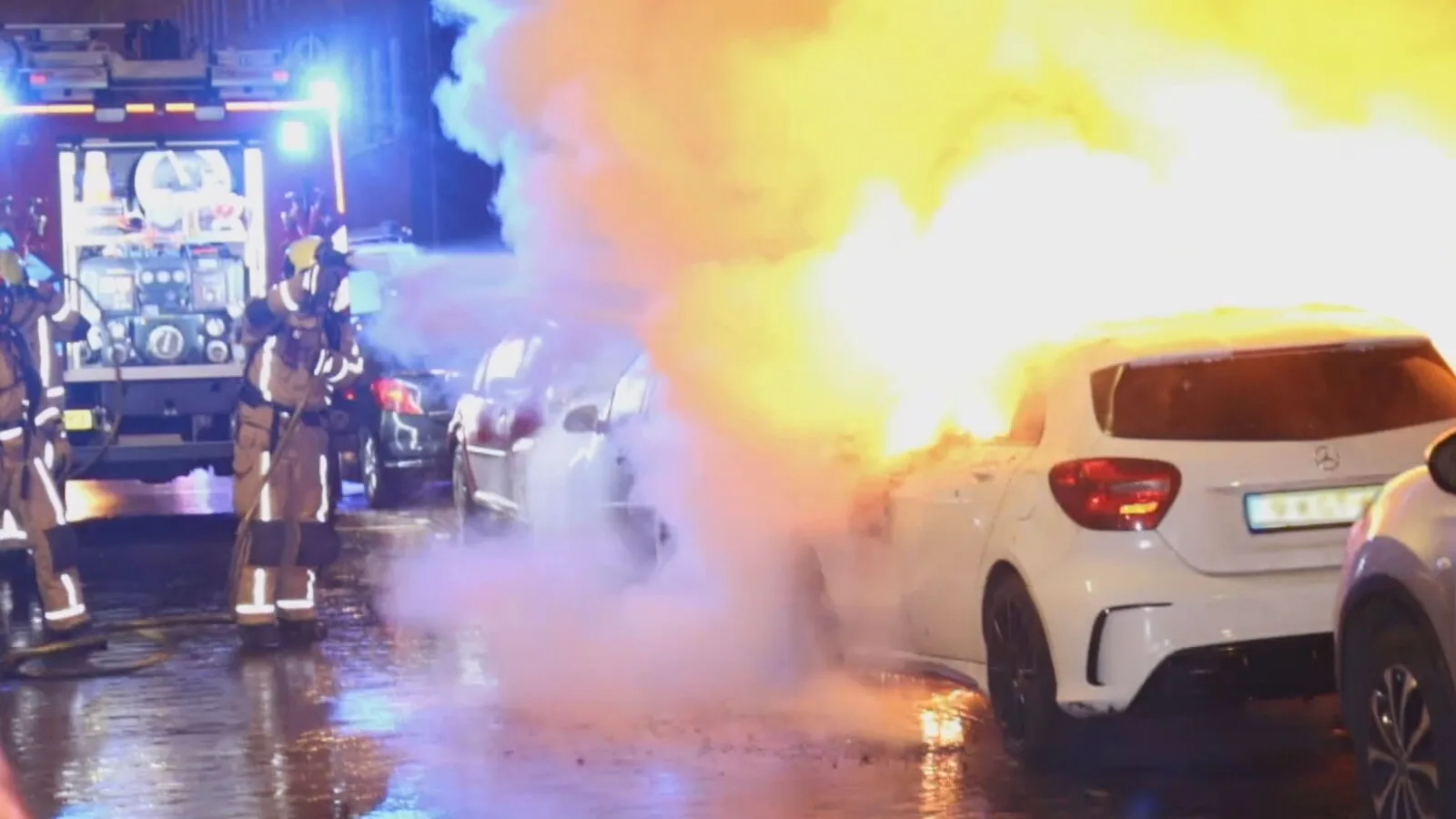 Brandweer heeft drukke nacht achter de rug: door het hele land voertuigen in brand gestoken