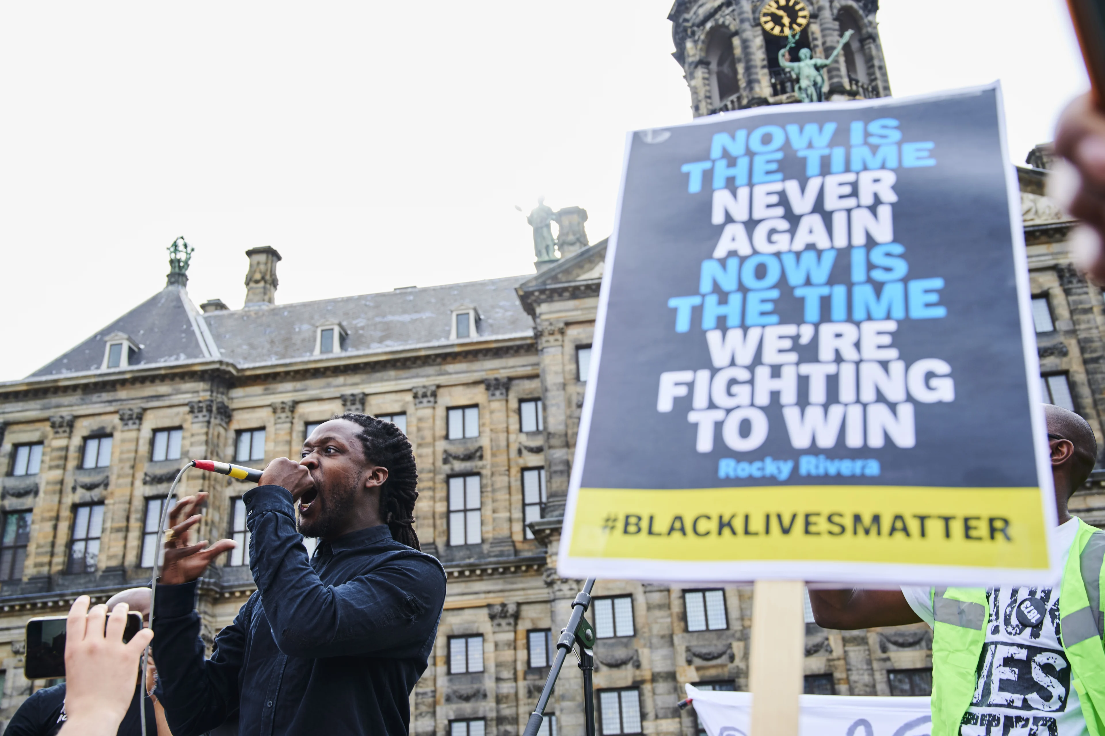OM onderzoekt uitspraken Akwasi op de Dam