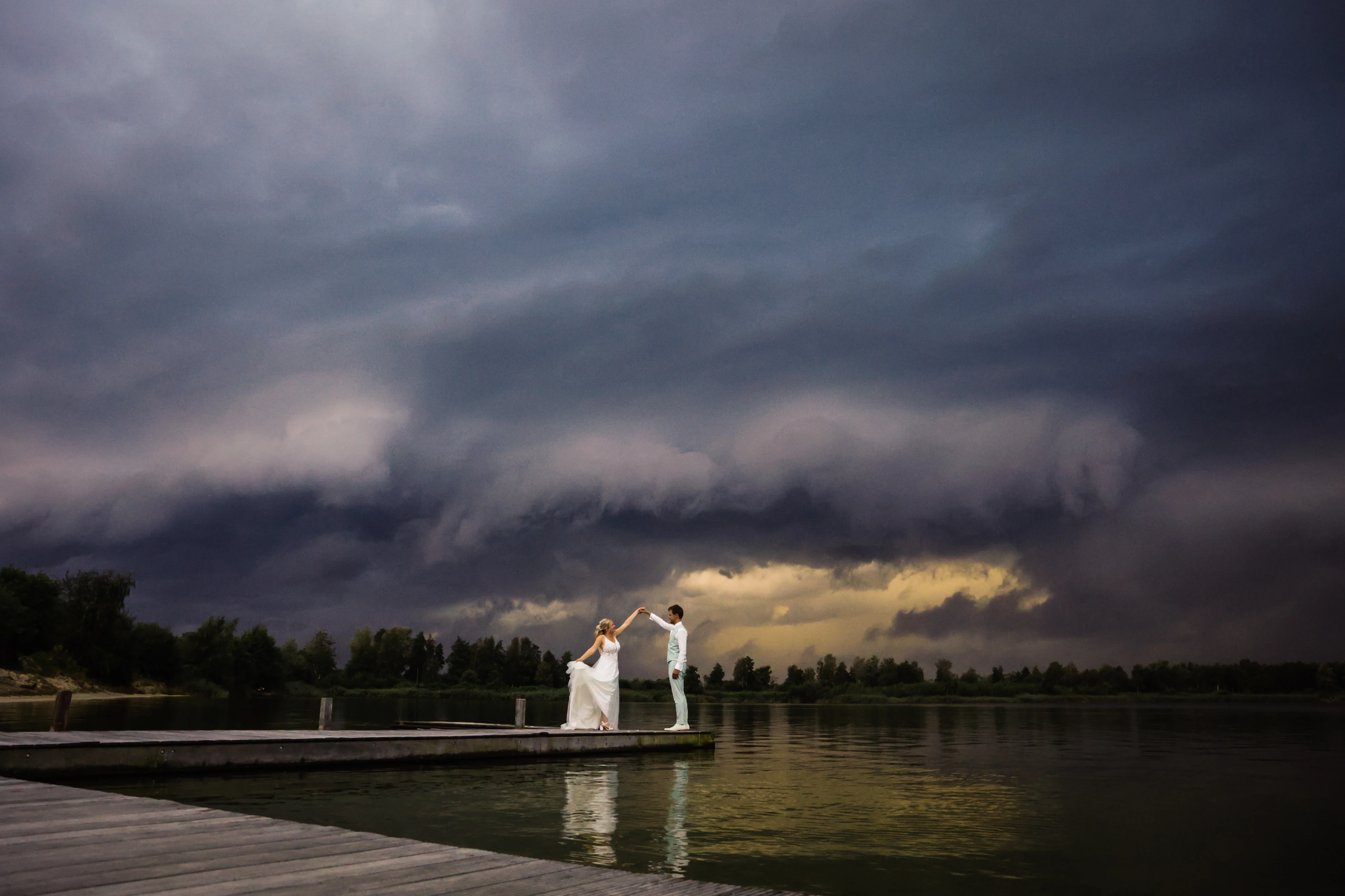 Trouwfotoshoot van Dennis en Aniek vlak voor noodweer levert prachtige plaatjes op