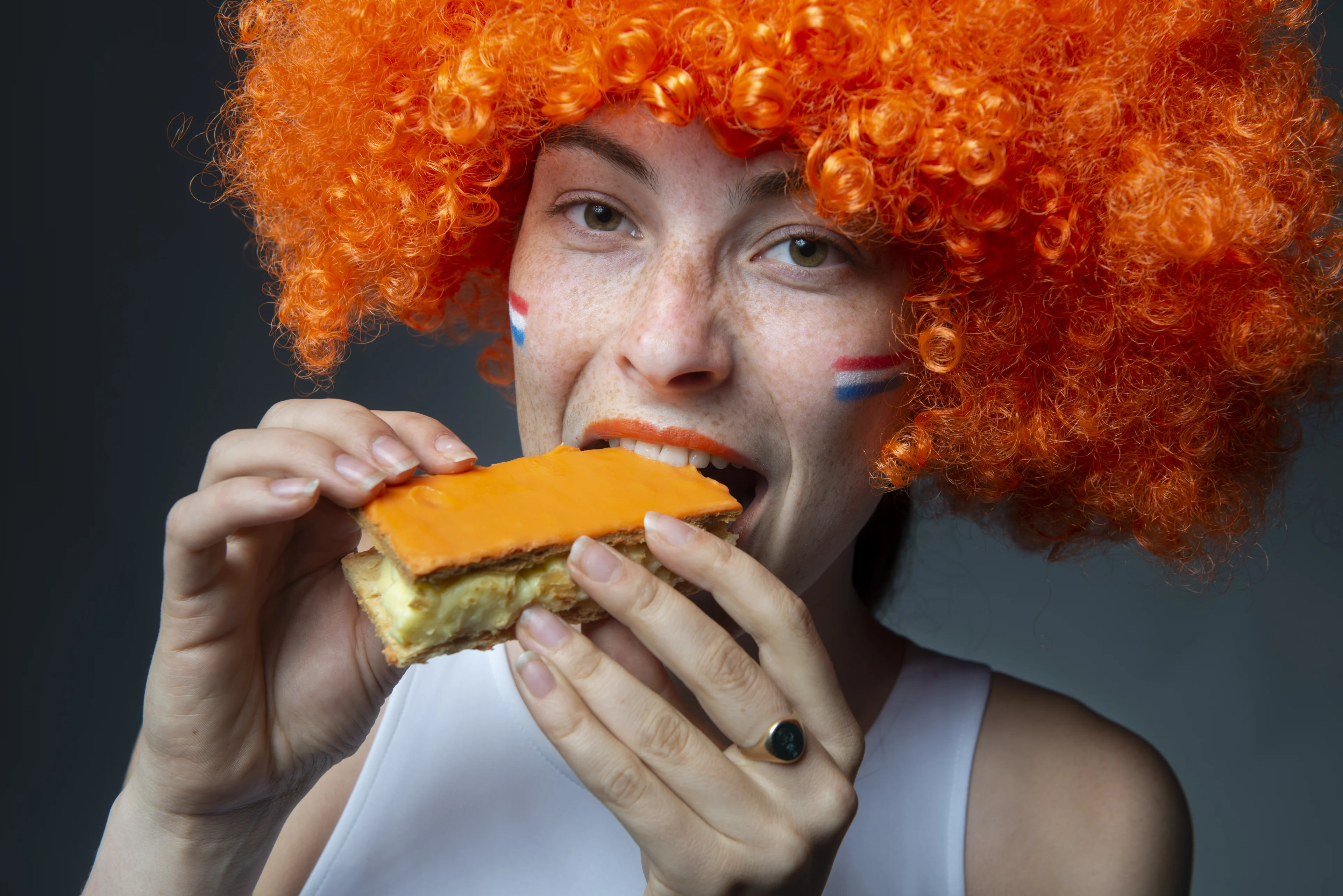 De jaarlijks terugkerende vraag op Koningsdag: hoe eet je nou een tompouce?