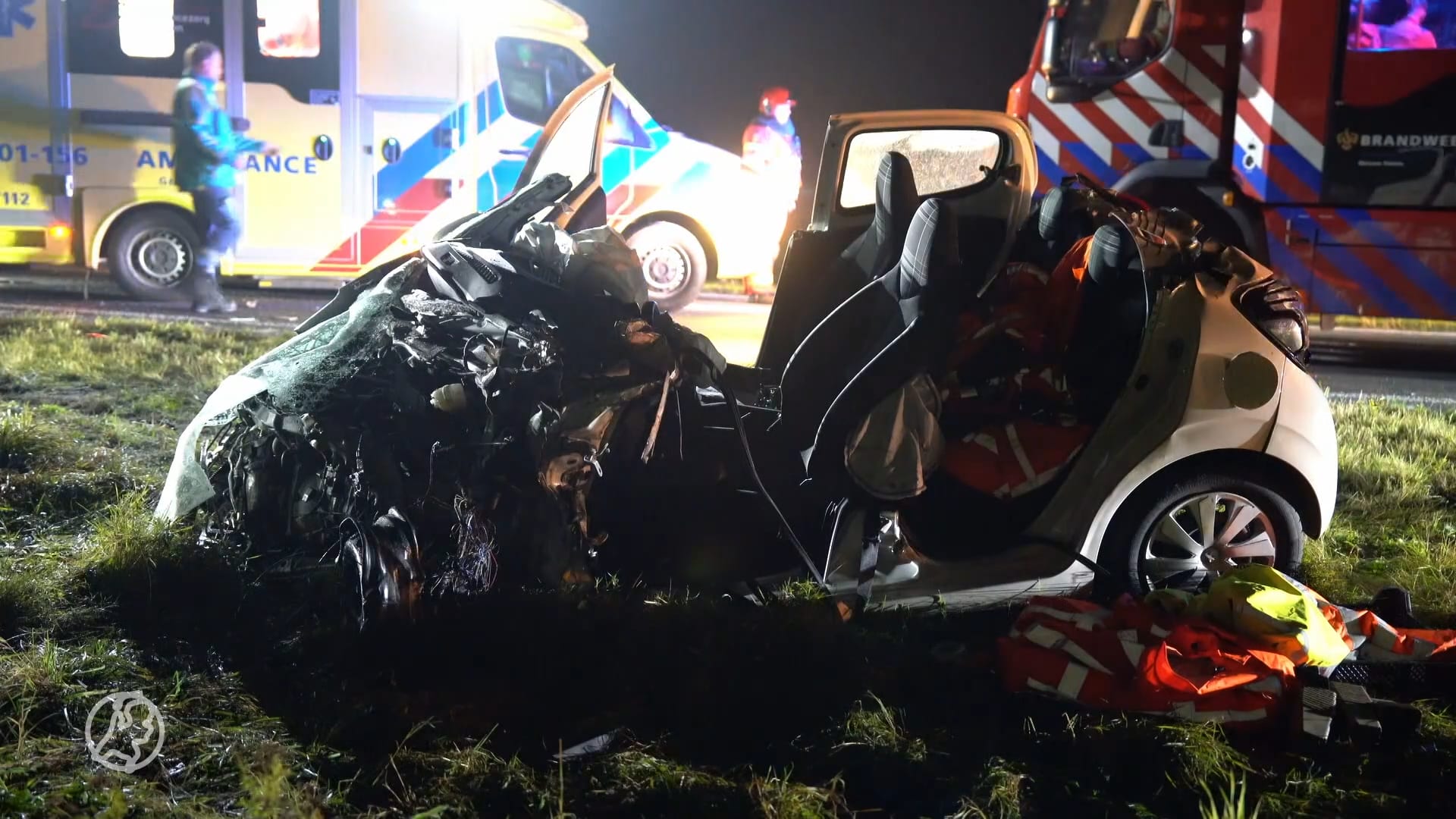 Zwaargewonde bekneld na heftige frontale botsing met vrachtwagen