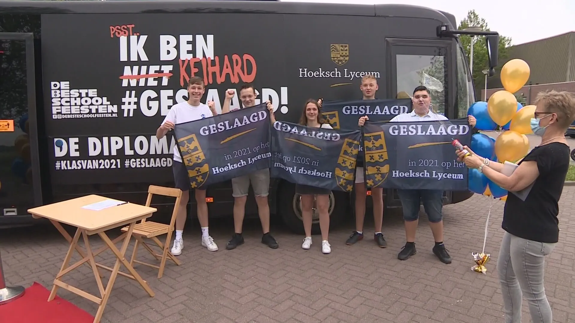 Partybus brengt leerlingen in Oud-Beijerland hun diploma: 'Hartstikke blij!'