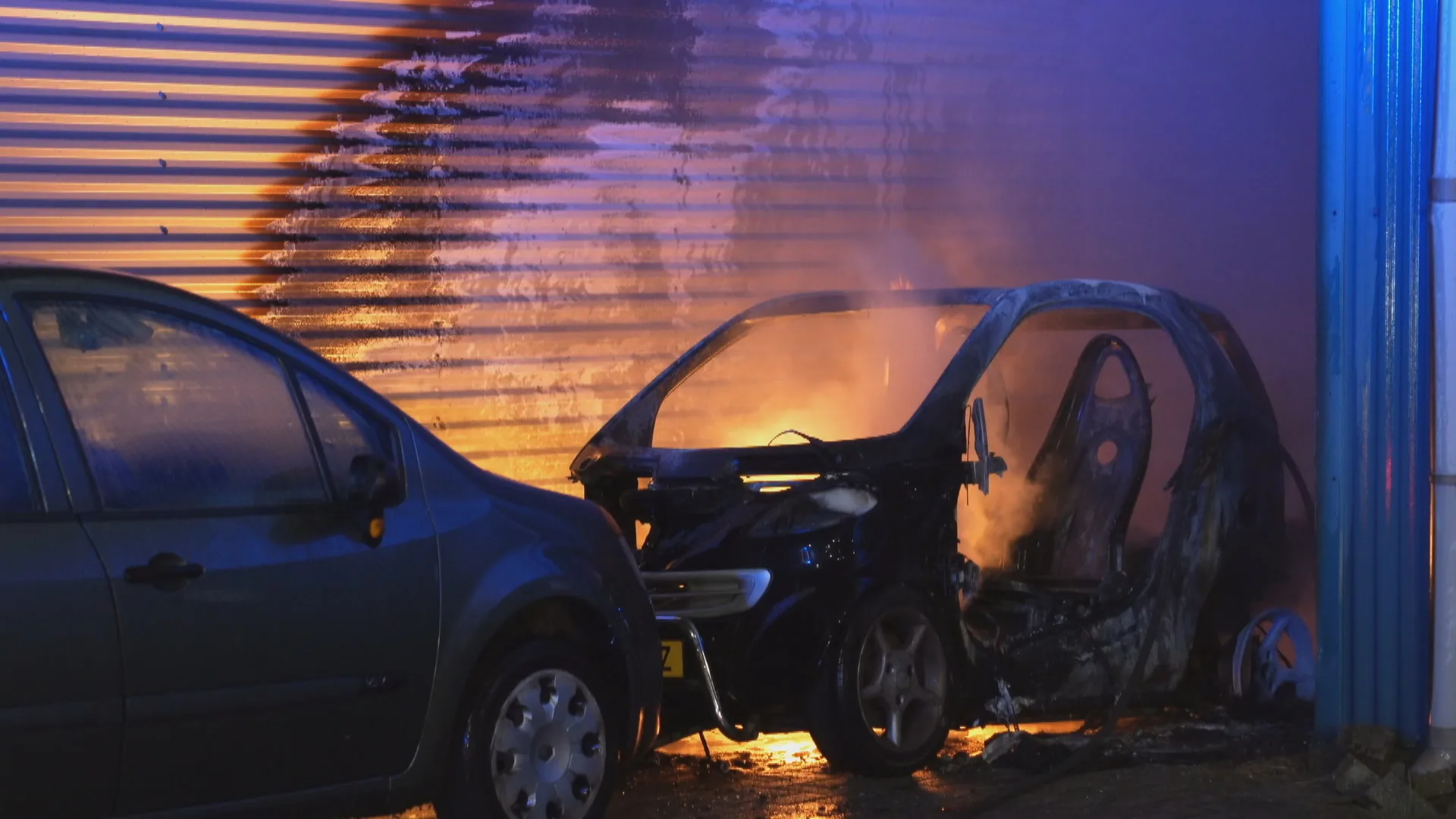 Meerdere auto's uitgebrand bij bedrijfspand Rosmalen