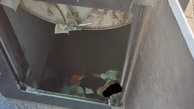 Man slapend aangetroffen in kledingcontainer Venlo: 'Levensgevaarlijk'