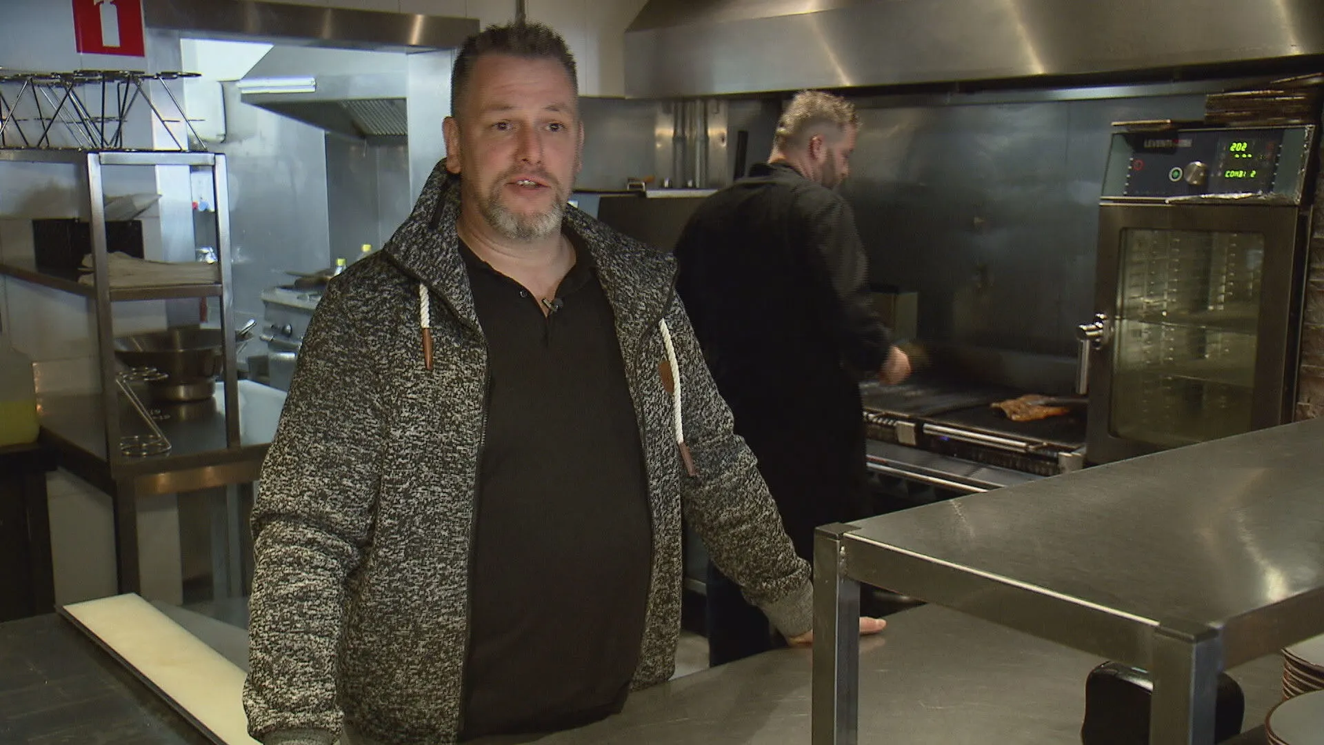 Horecaondernemer Marcel werkt zich het schompes om coronacrisis te overleven, krijgt boete van 'meelevende' boa