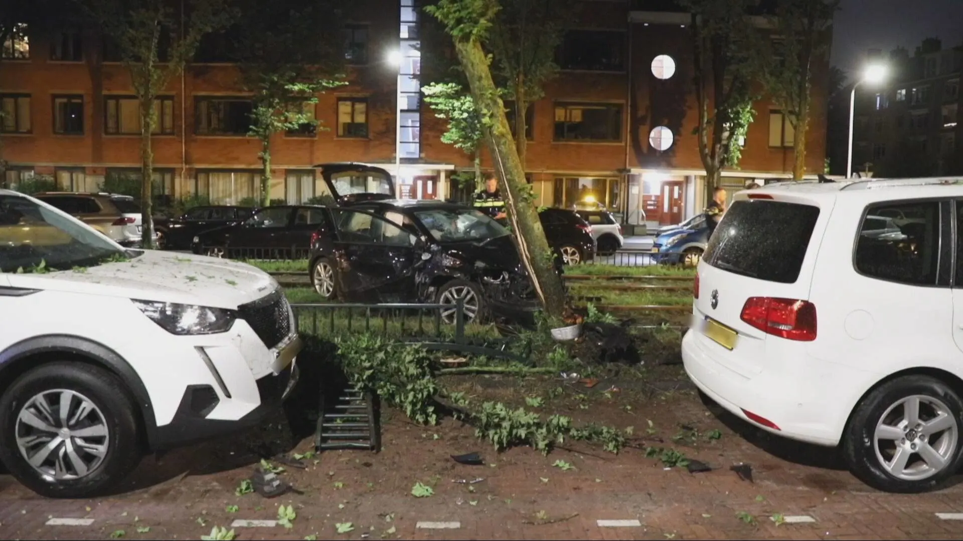 Drankrijder scheurt over trambaan langs afsluiting en crasht in Den Haag