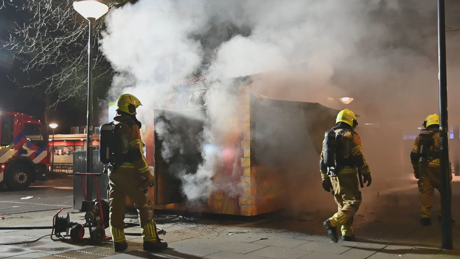 Oliebollenkraam Breda volledig afgebrand: twee man opgepakt