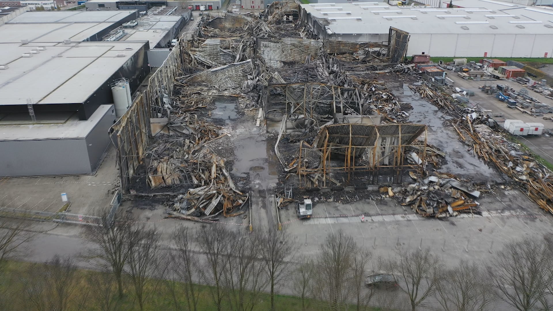 ZIEN: Ravage na vernietigende bedrijfsbrand Etten-Leur vanuit de lucht