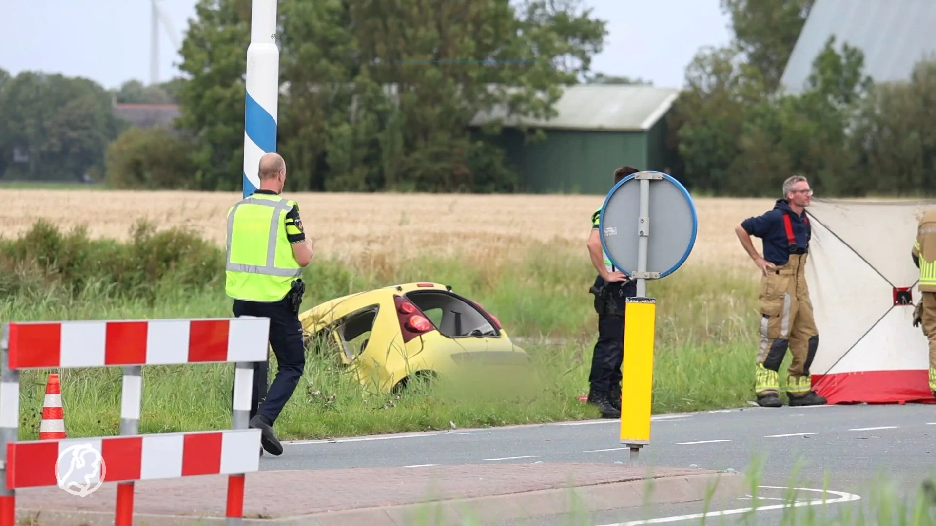 Vrouw (80) komt om door botsing met vrachtwagen in Ferwert
