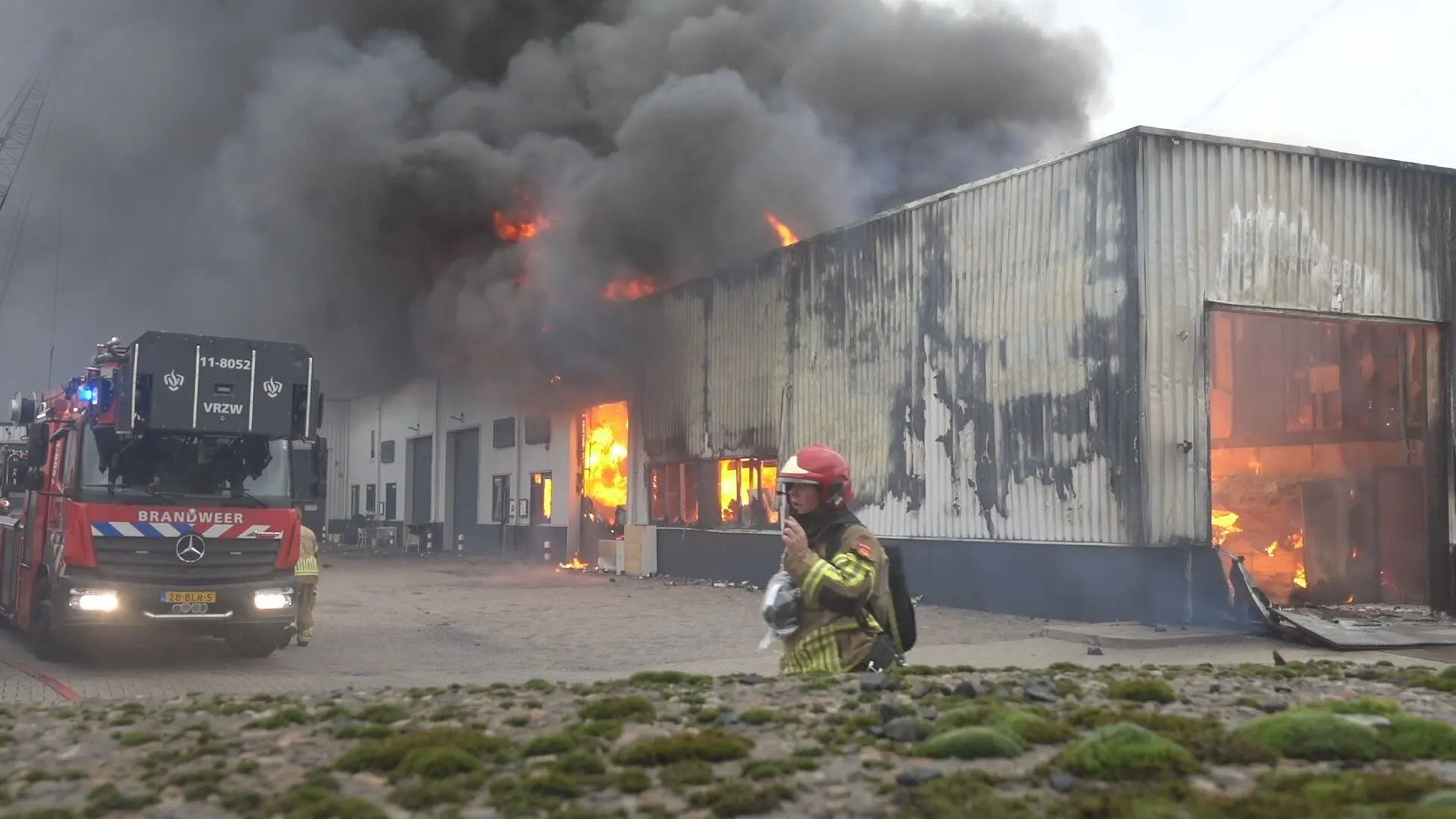 Grote brand na explosie in industriegebouw in Westknollendam