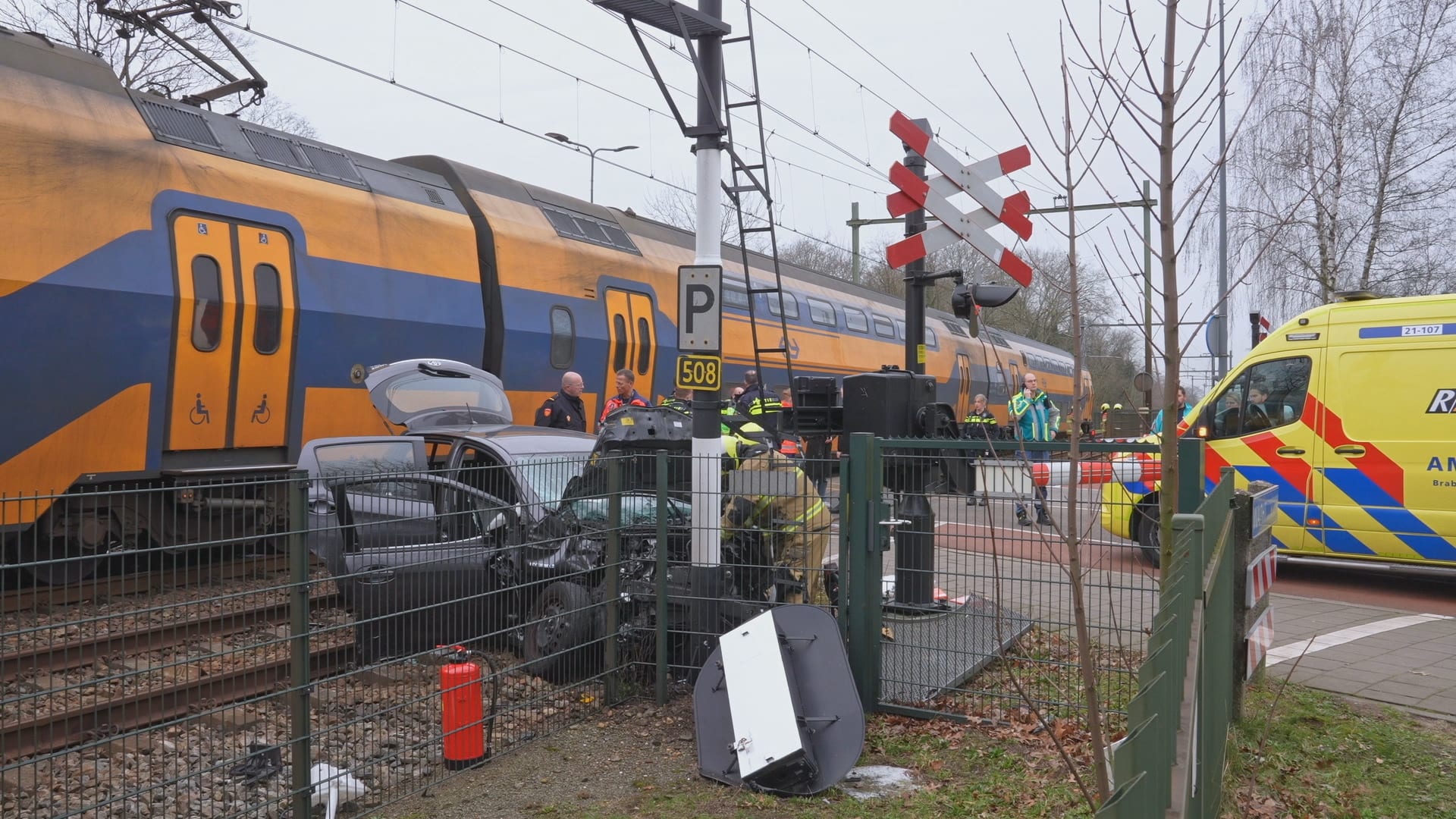 Automobiliste zwaargewond door botsing met trein bij Rosmalen