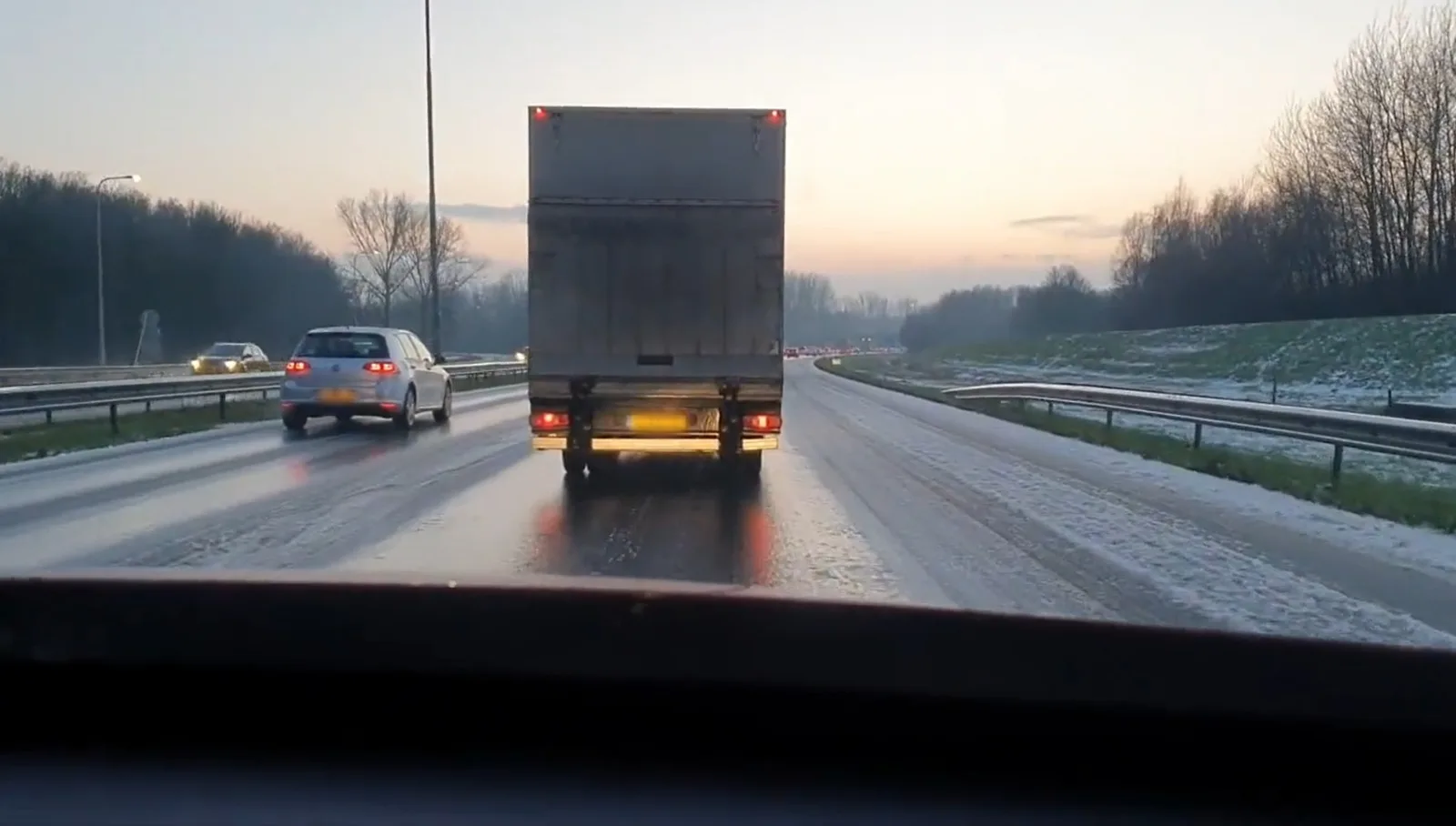 KNMI waarschuwt voor gladde wegen, code geel in groot deel van het land