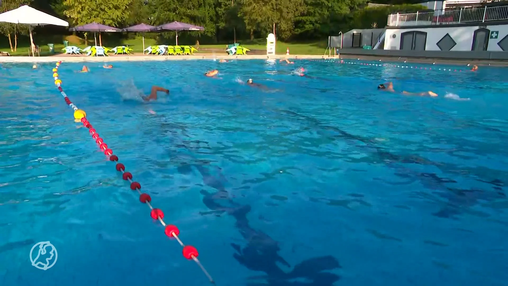 Buitenzwembad in Arnhem blijft langer open door warme temperaturen