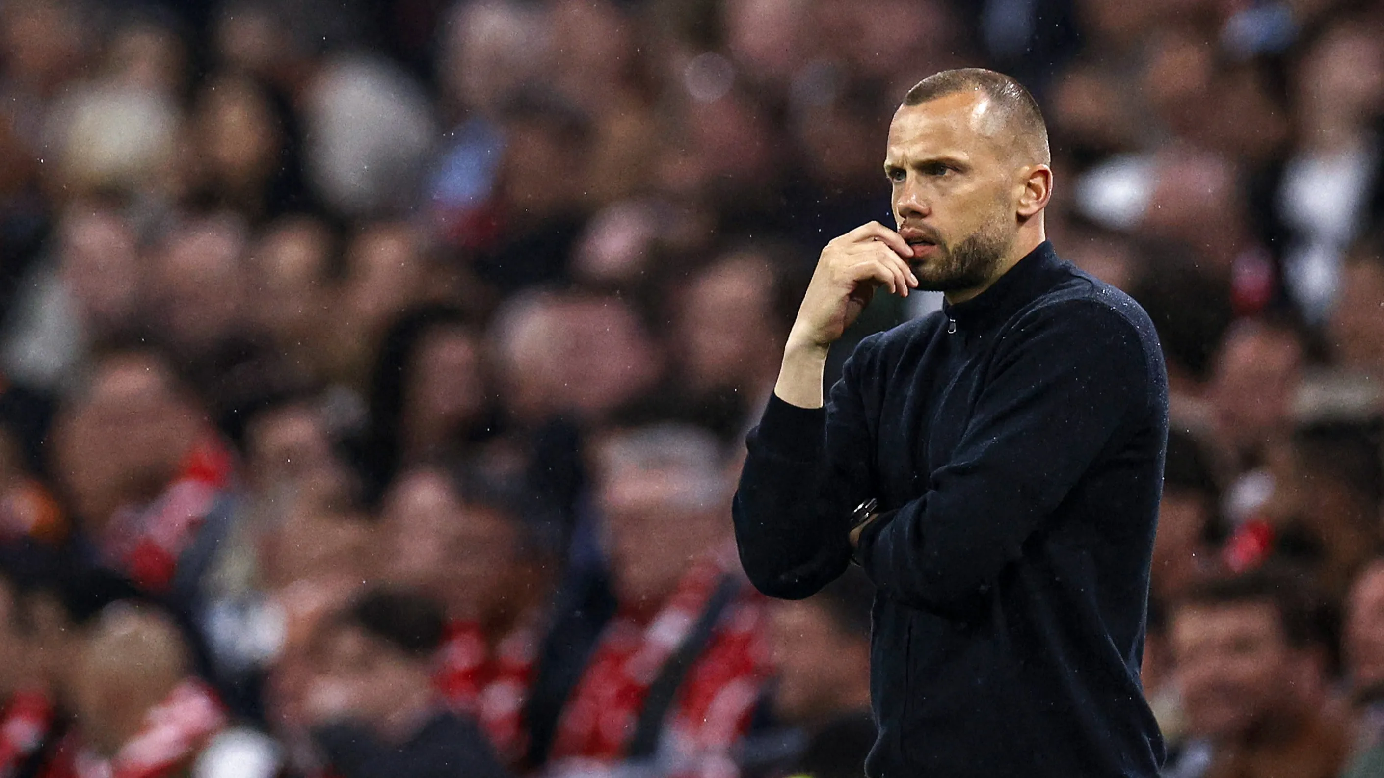 John Heitinga moet weg als hoofdtrainer van Ajax