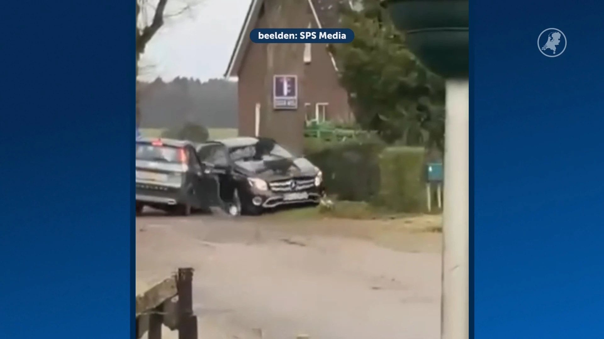 Gestolen auto scheurt door Bathmen en ramt andere auto's tijdens achtervolging