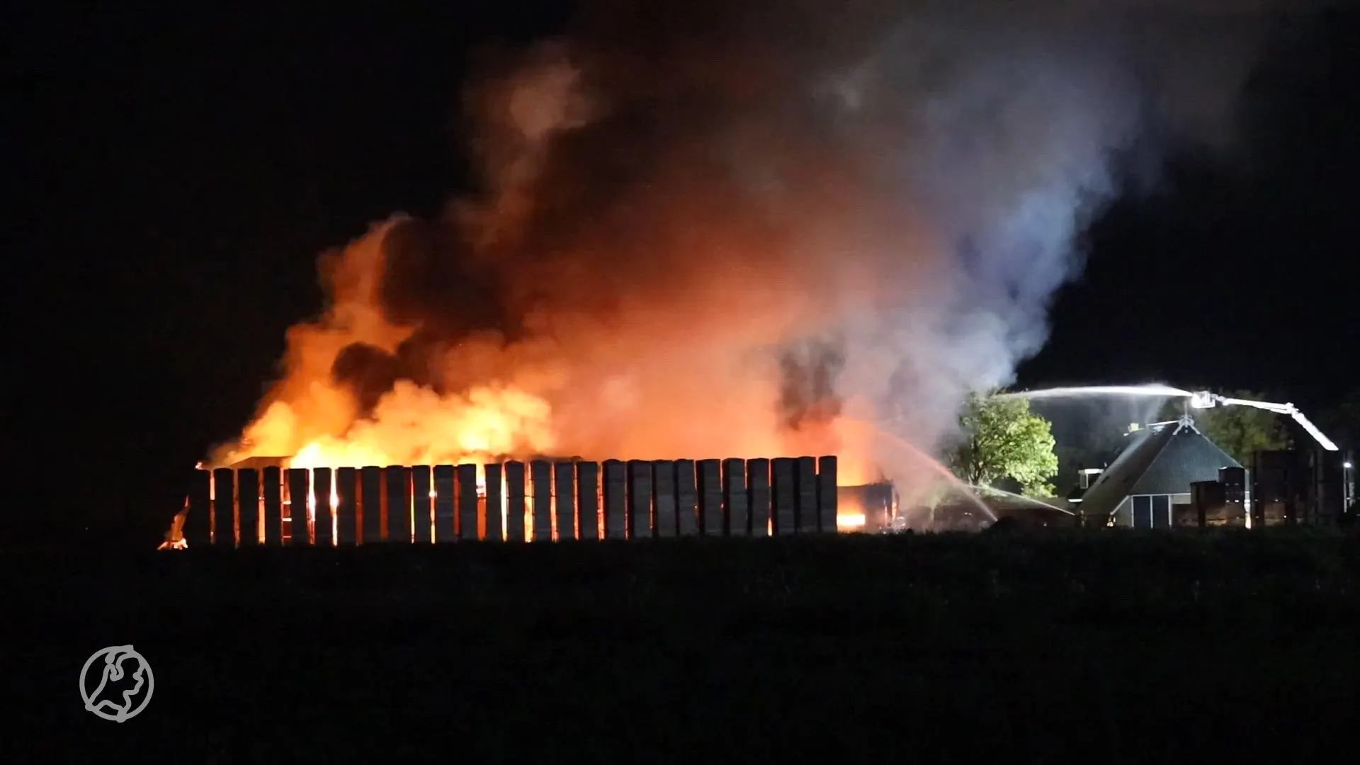 Grote brand in meerdere loodsen Friese Ternaard