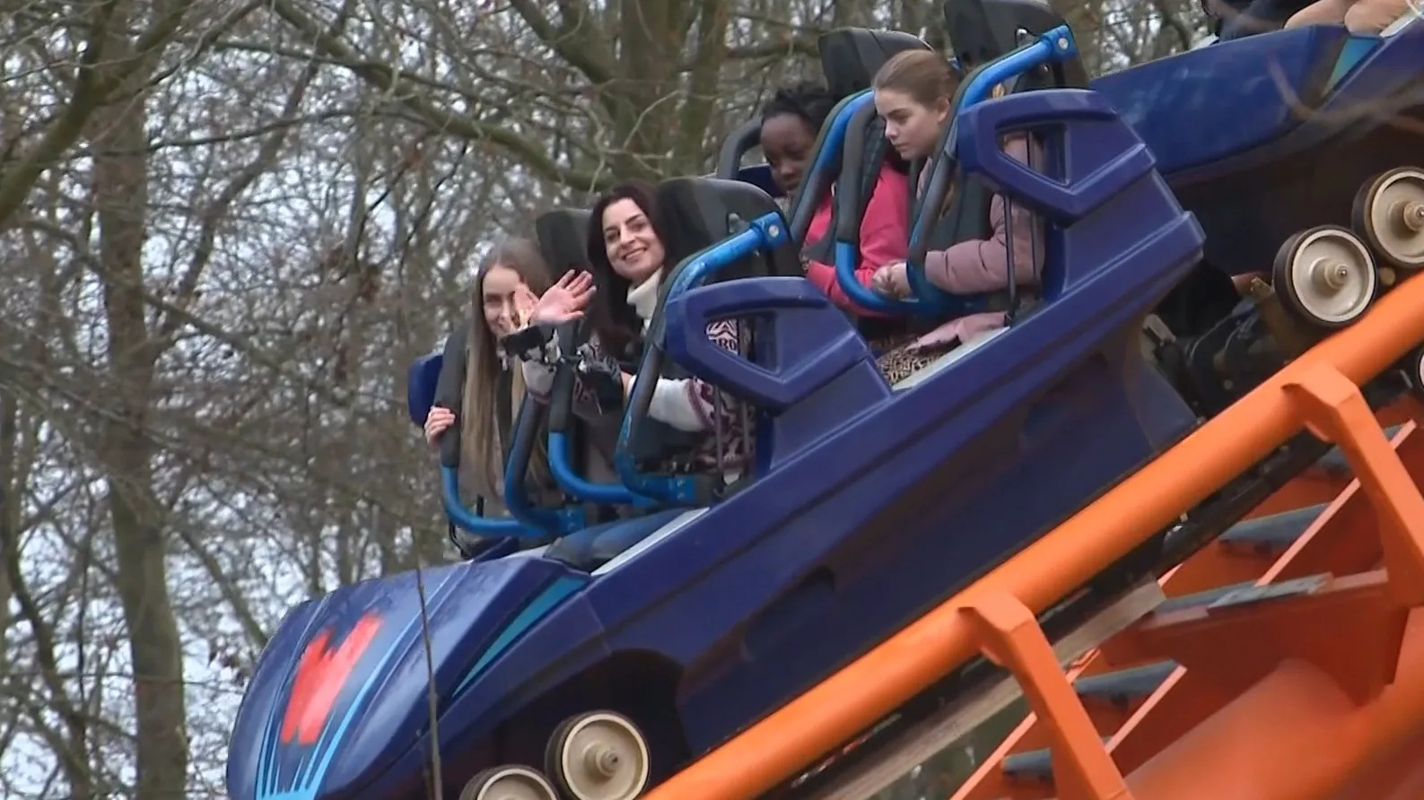 Charlotte trotseert tientallen achtbanen om voor stamceldonatie: 'Ziek zijn is ook een rollercoaster'