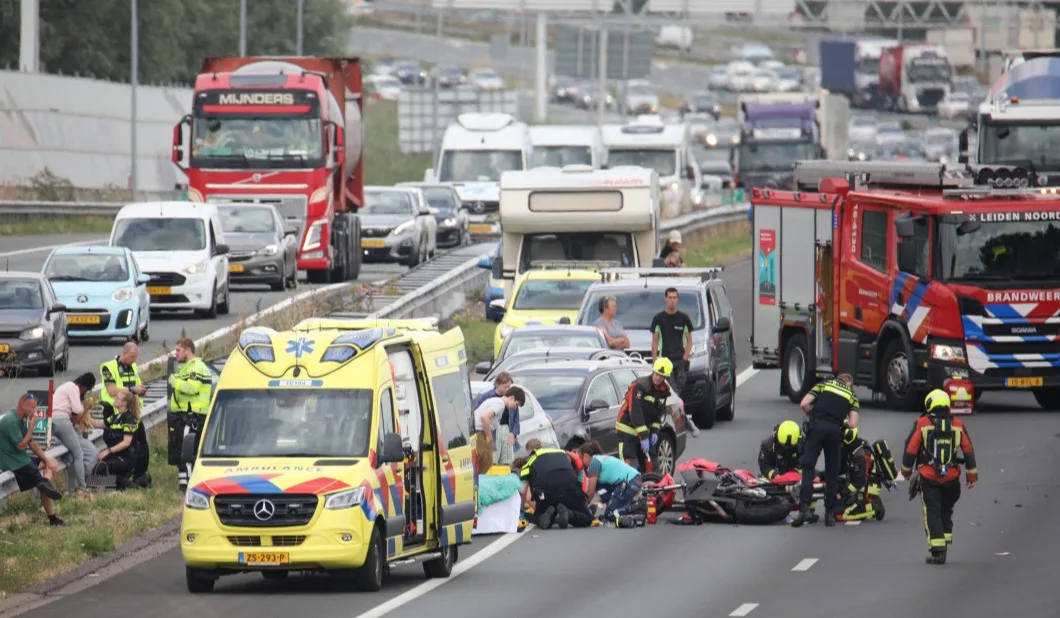 Ruim uur vertraging door groot ongeluk met motor en auto's op A4