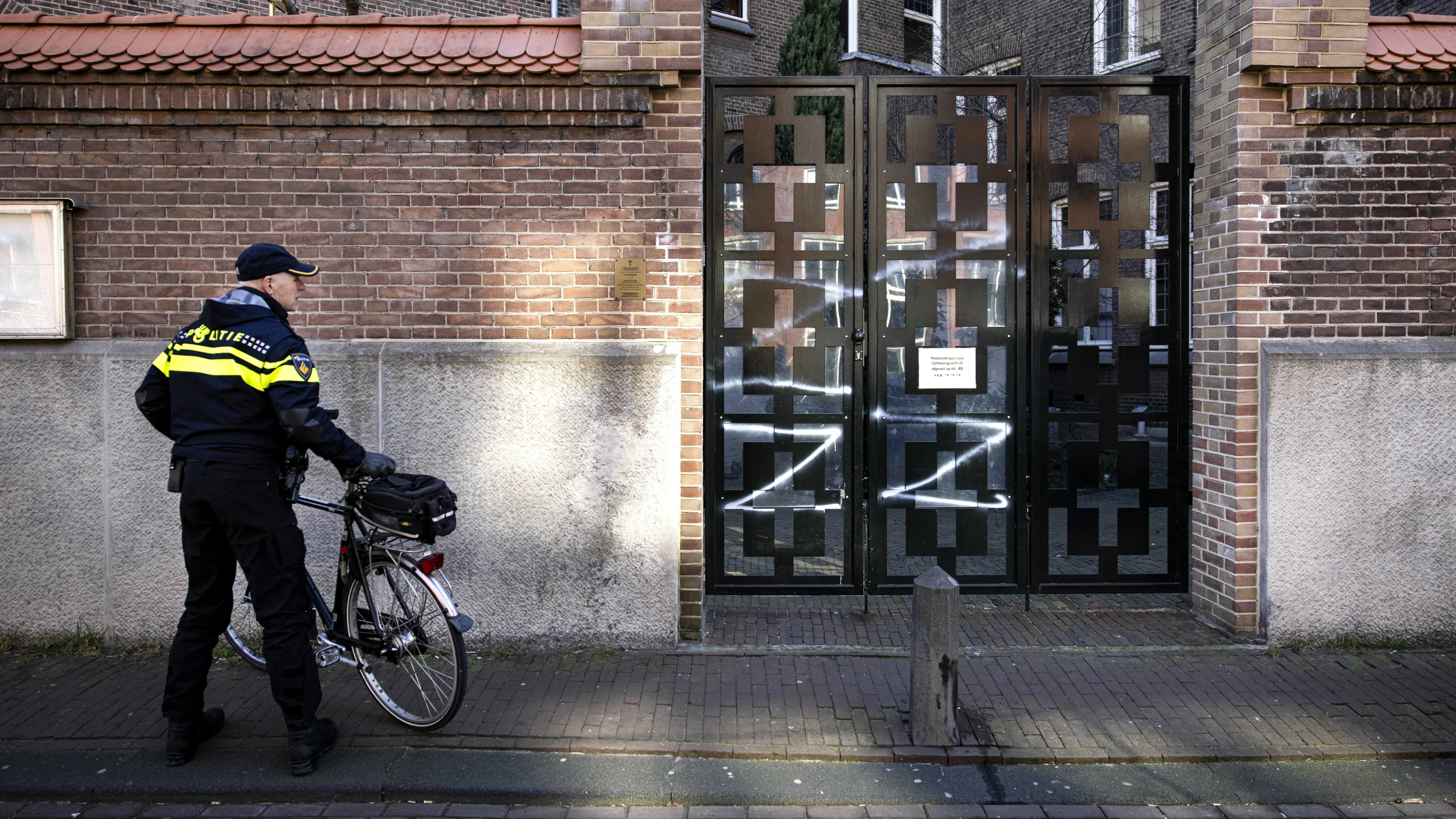 Russisch-orthodoxe kerk in Amsterdam beklad met pro-Russisch symbool