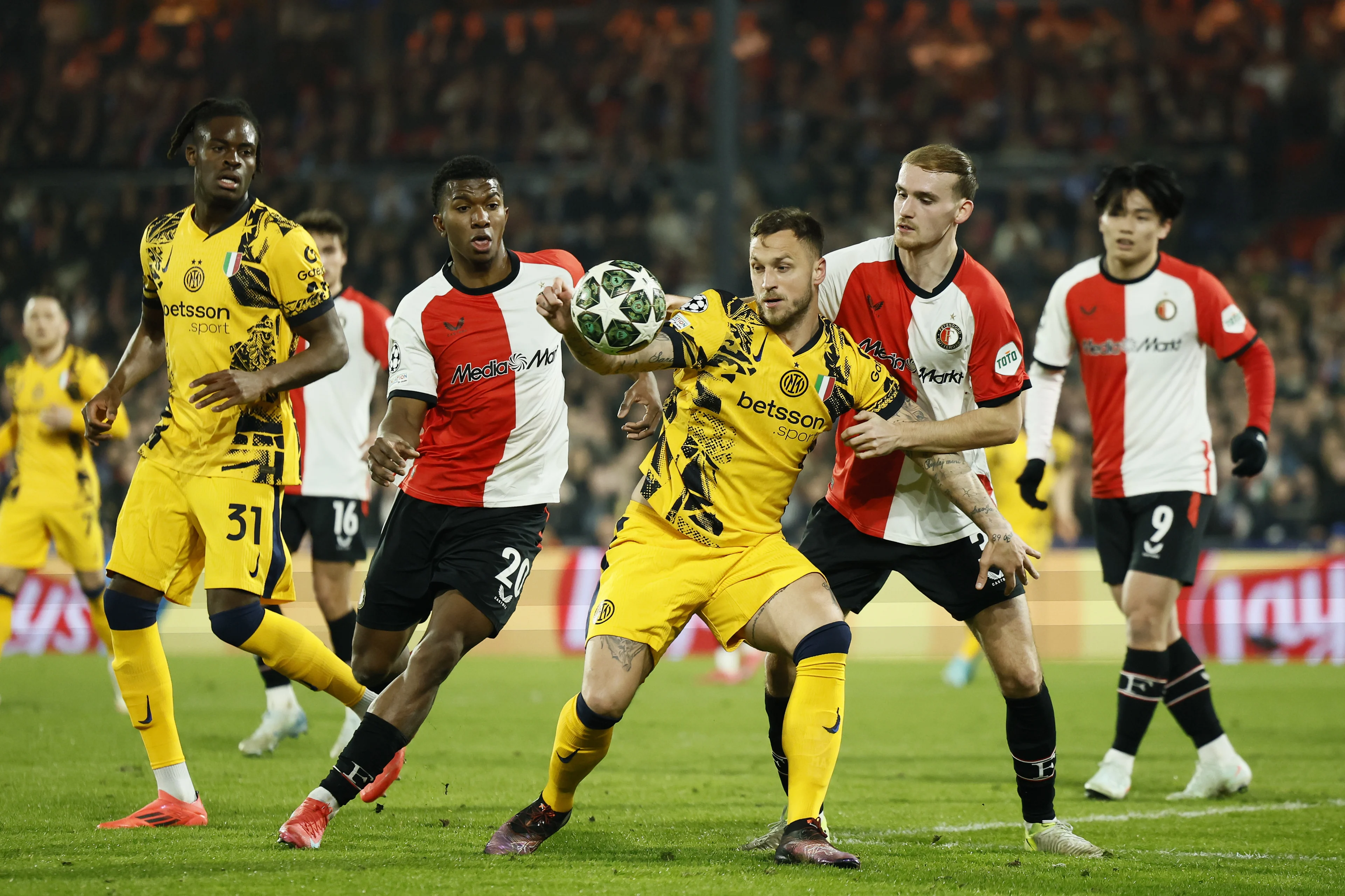 Feyenoord na verlies tegen Inter op rand van uitschakeling Champions League