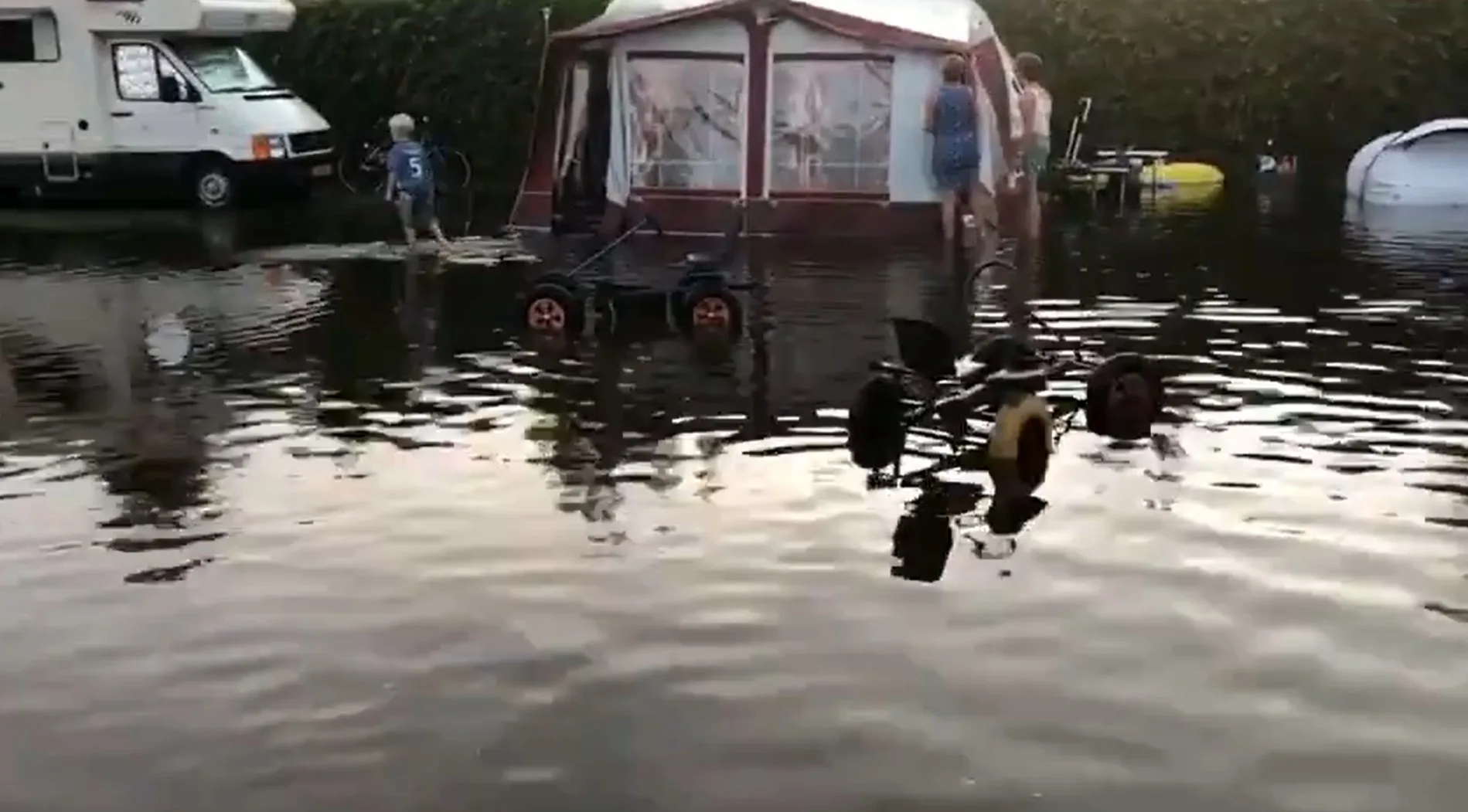 Veel regen, grote hagelstenen en donder: meerdere plaatsen getroffen door noodweer