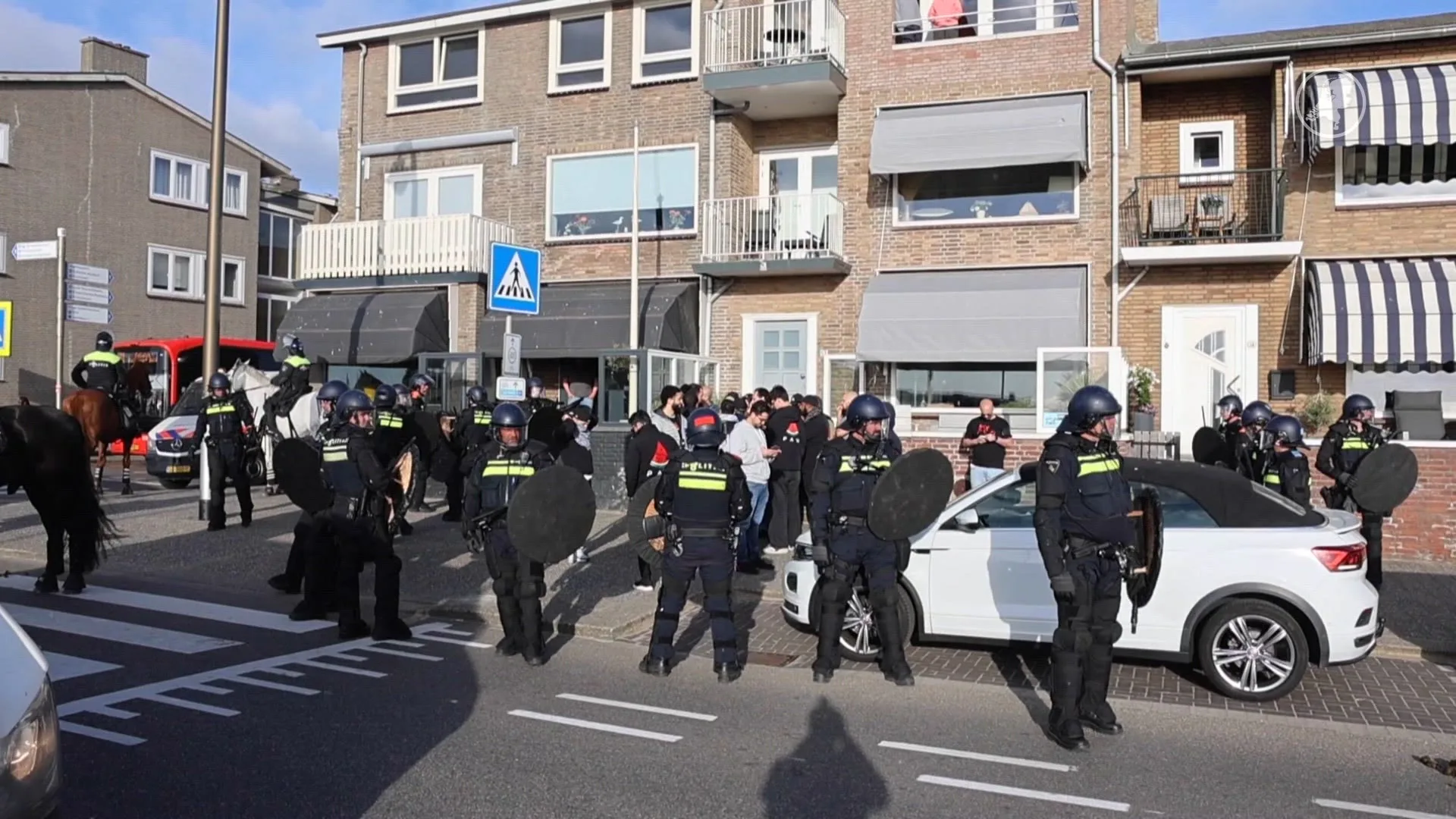 Grote politiemacht aanwezig in Katwijk vanwege demonstratie tegen Israël-viering