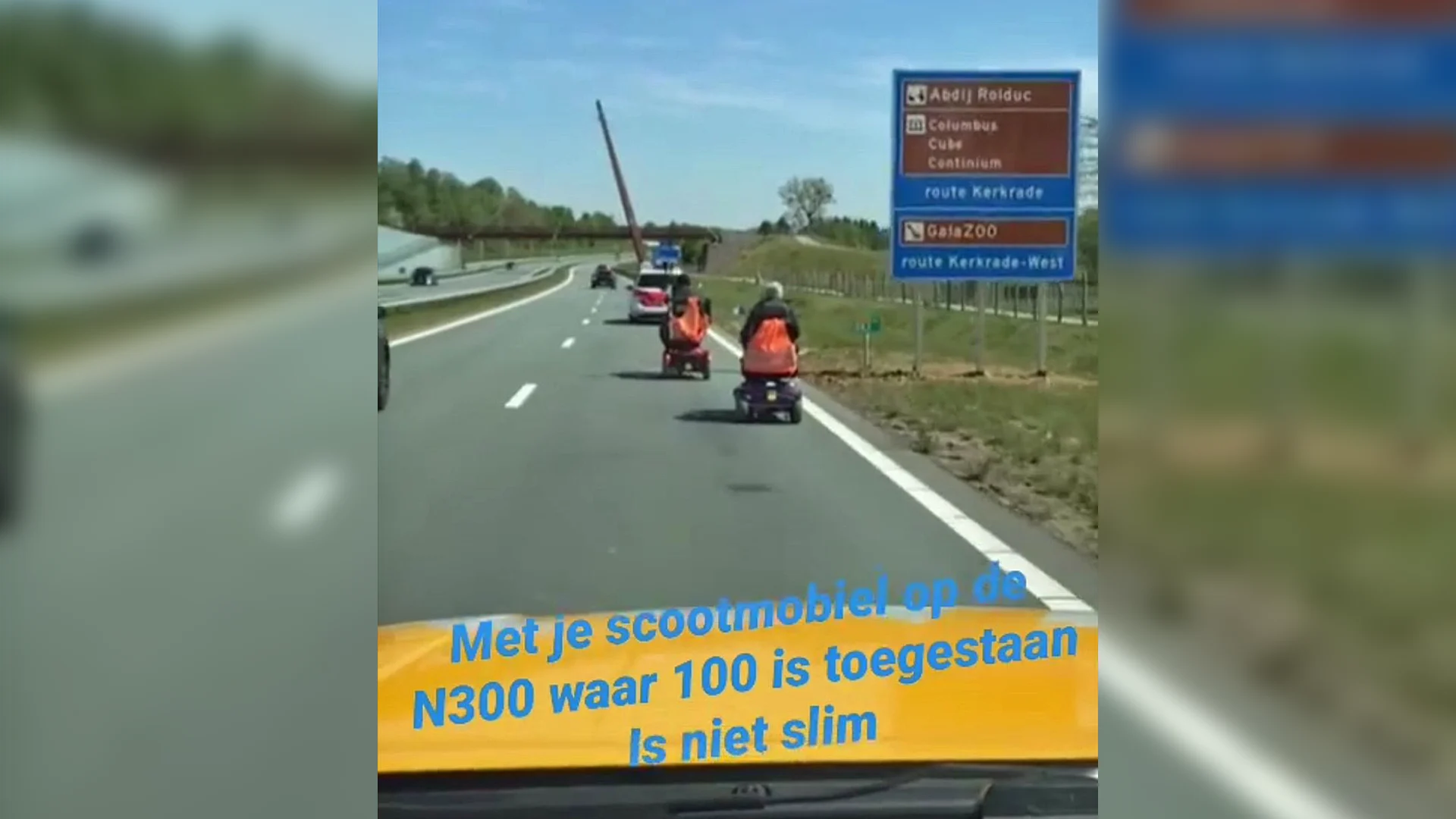 Politie plukt man en vrouw op scootmobiel van provinciale weg