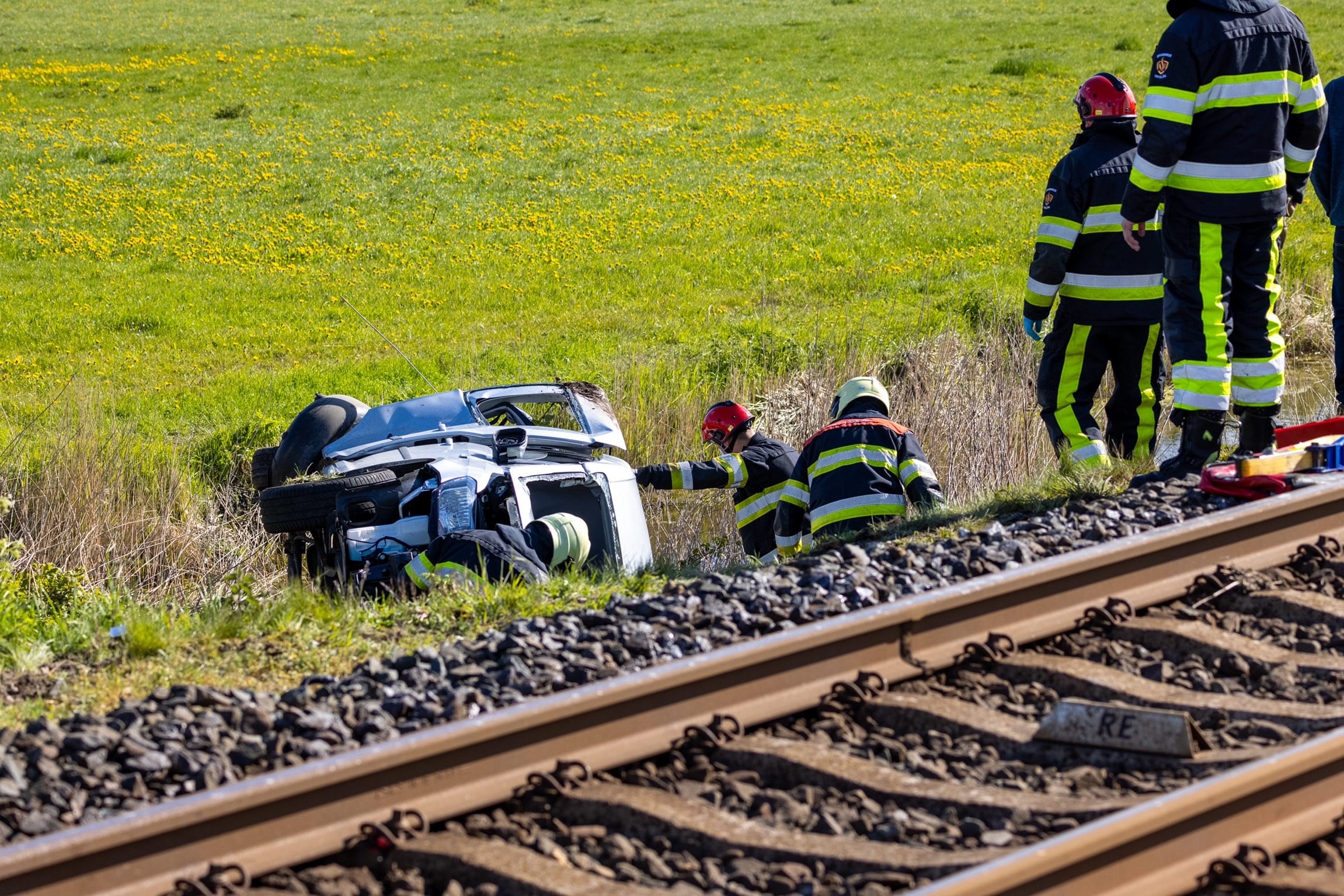 Automobilist rijdt door slagbomen heen op spoorwegovergang en knalt tegen trein aan
