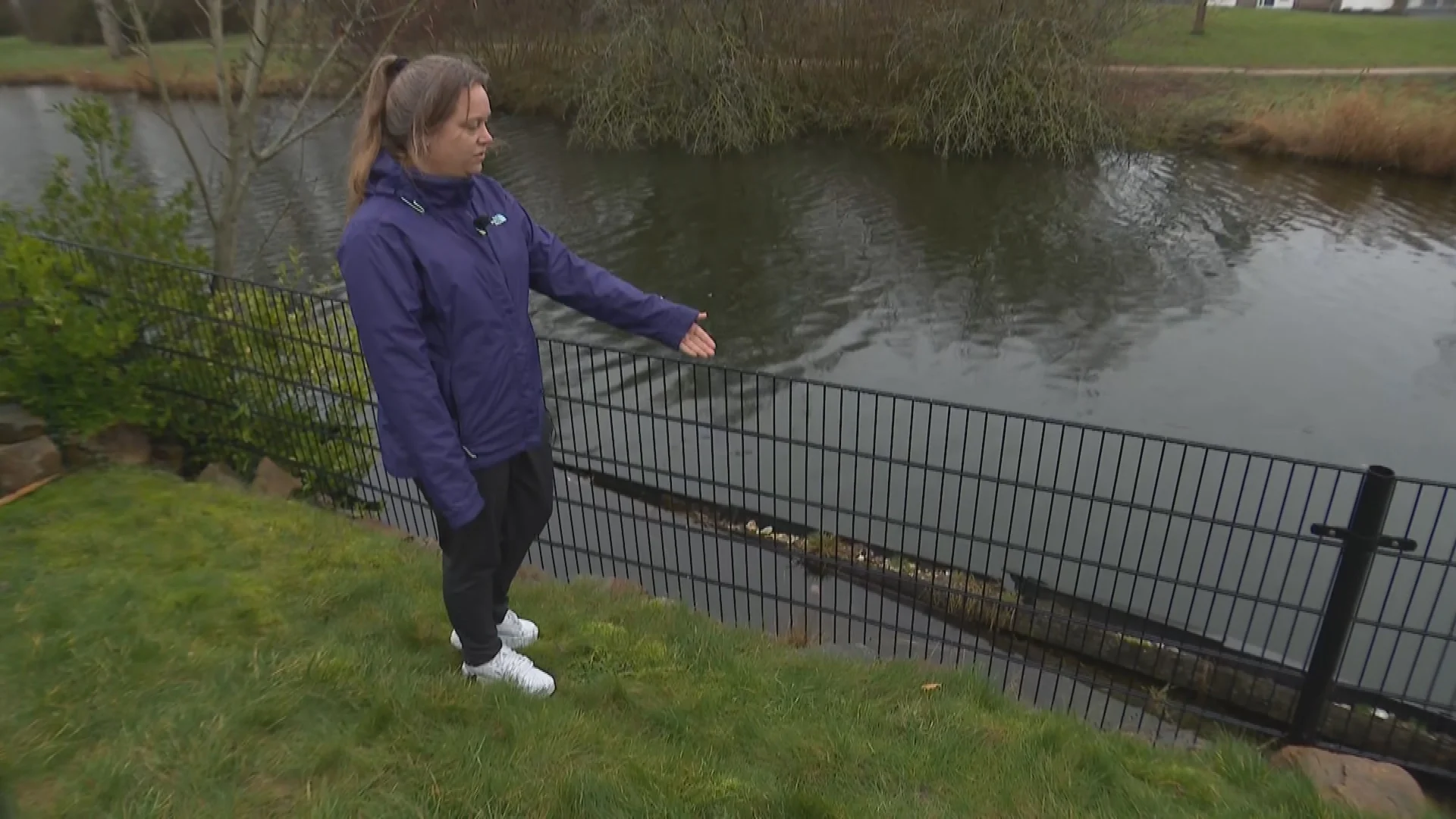 Bewoners zitten tussen wal, gemeente en waterschap in, terwijl tuin verzakt