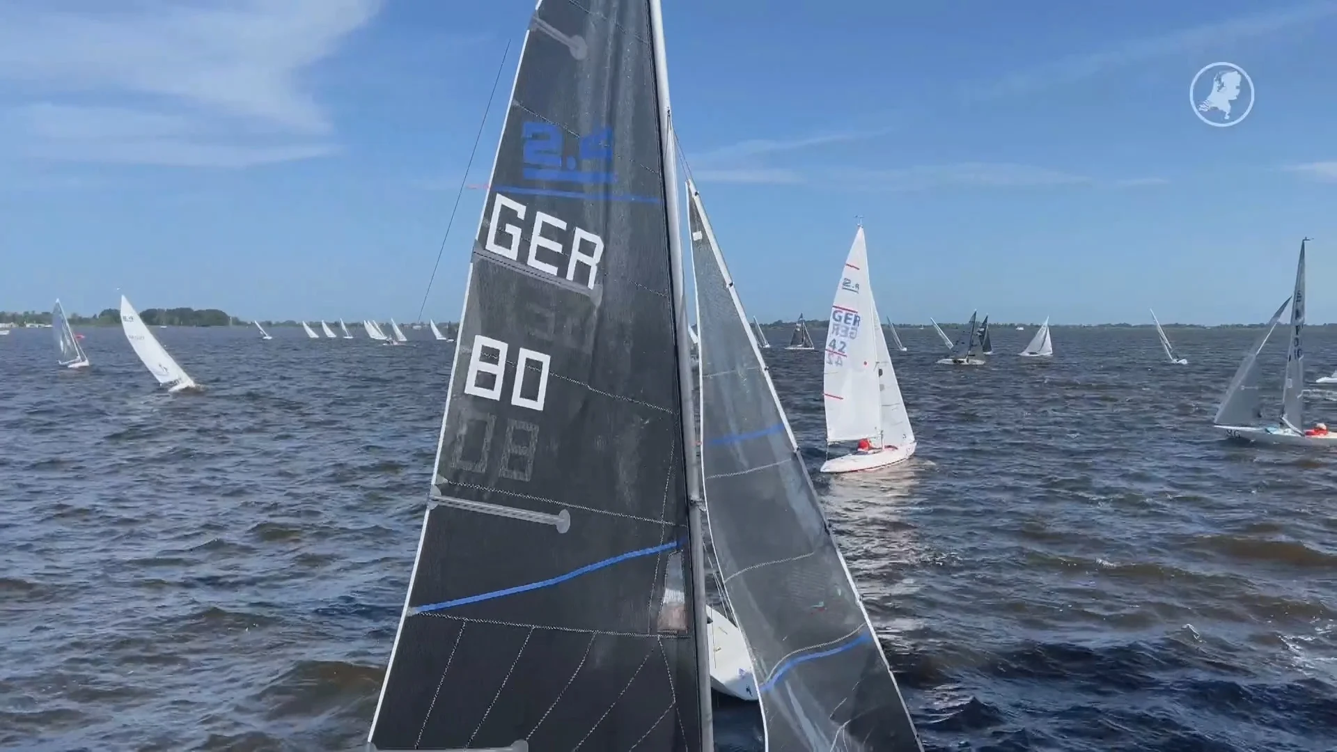Zeilstrijd op het water in Sneek, met bijzondere klasse erbij