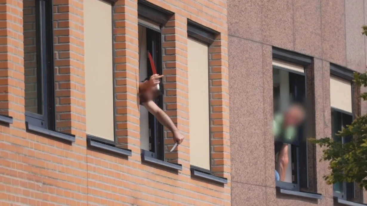 Verwarde man zwaait vanuit raam met messen in Son 