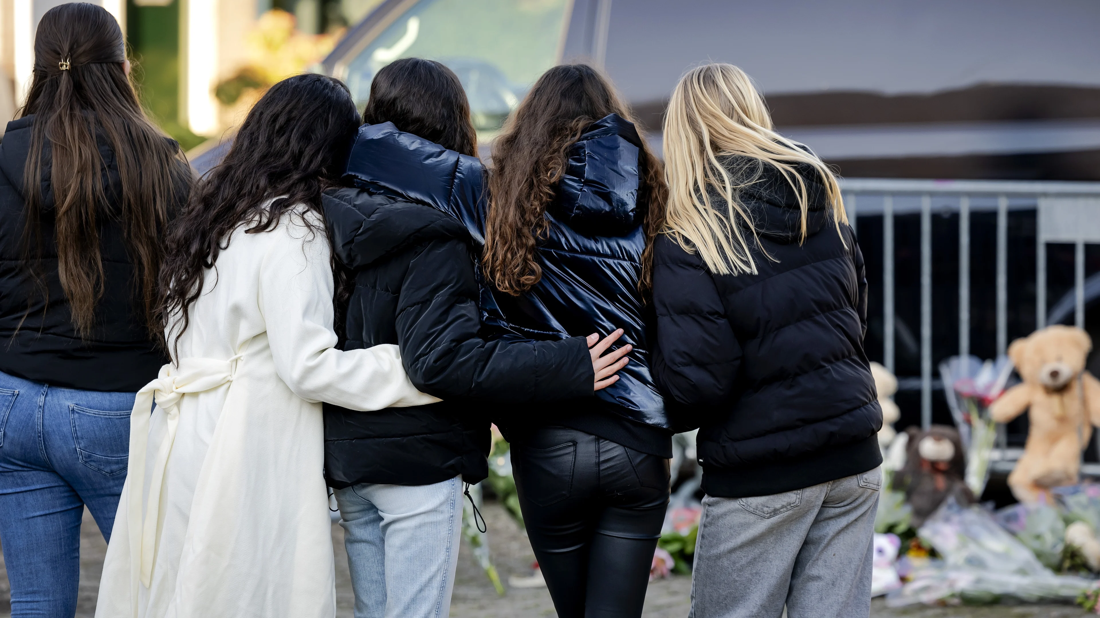 Tranen en steun bij herdenkingsplek voor doodgestoken meisje in Nieuwegein